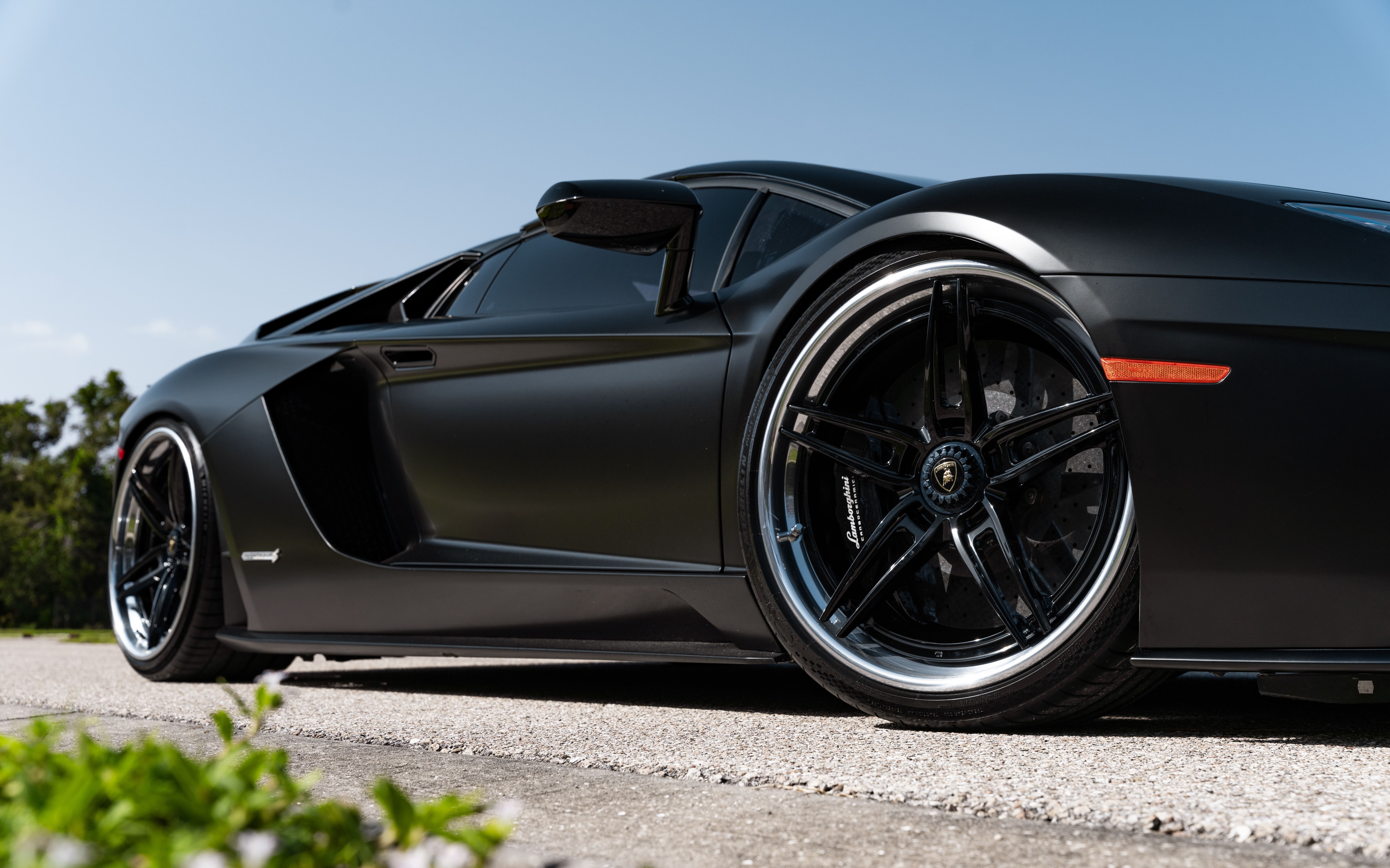 Ein hochauflösendes Foto eines luxuriösen Lamborghini-Sportwagens mit einem eleganten, aerodynamischen Design und einer glänzenden Außenfläche.