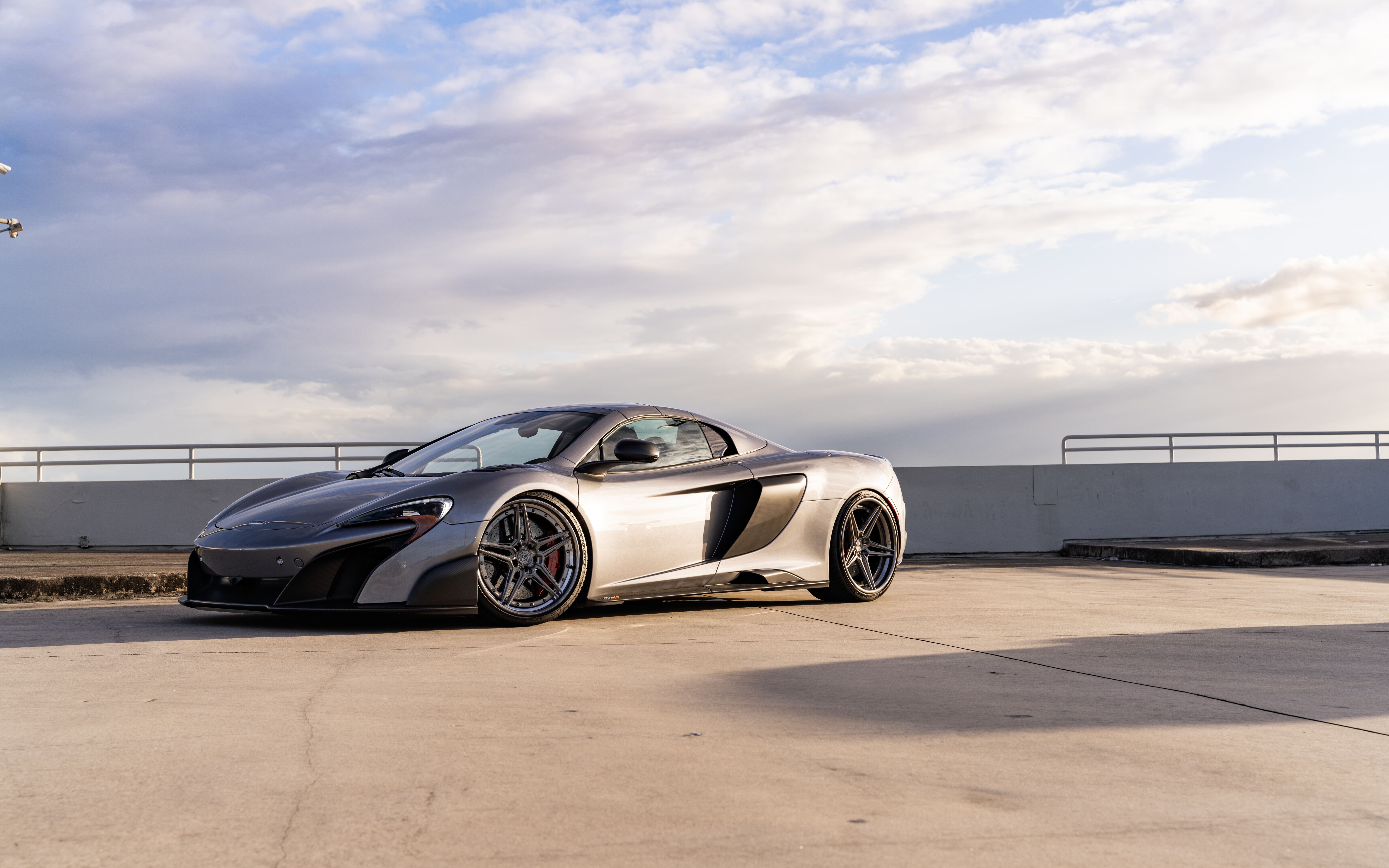 Ein hochleistungsstarker McLaren-Sportwagen mit eleganten, aerodynamischen Linien und einer glänzenden, metallischen Lackierung.
