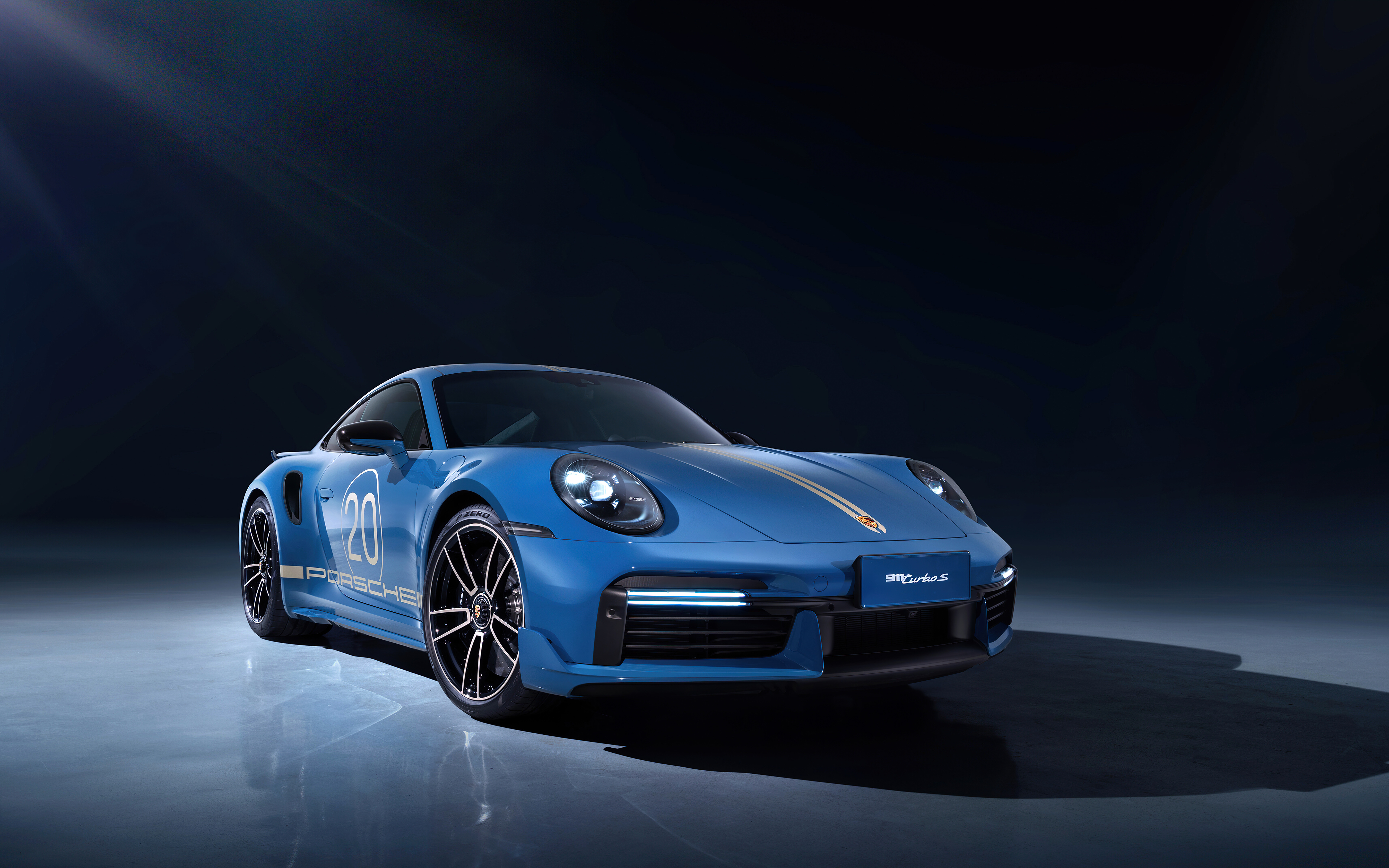 Eine detaillierte Ansicht eines eleganten, leistungsstarken Porsche 911 Turbo Sportwagens, der seine charakteristischen aerodynamischen Linien zeigt.