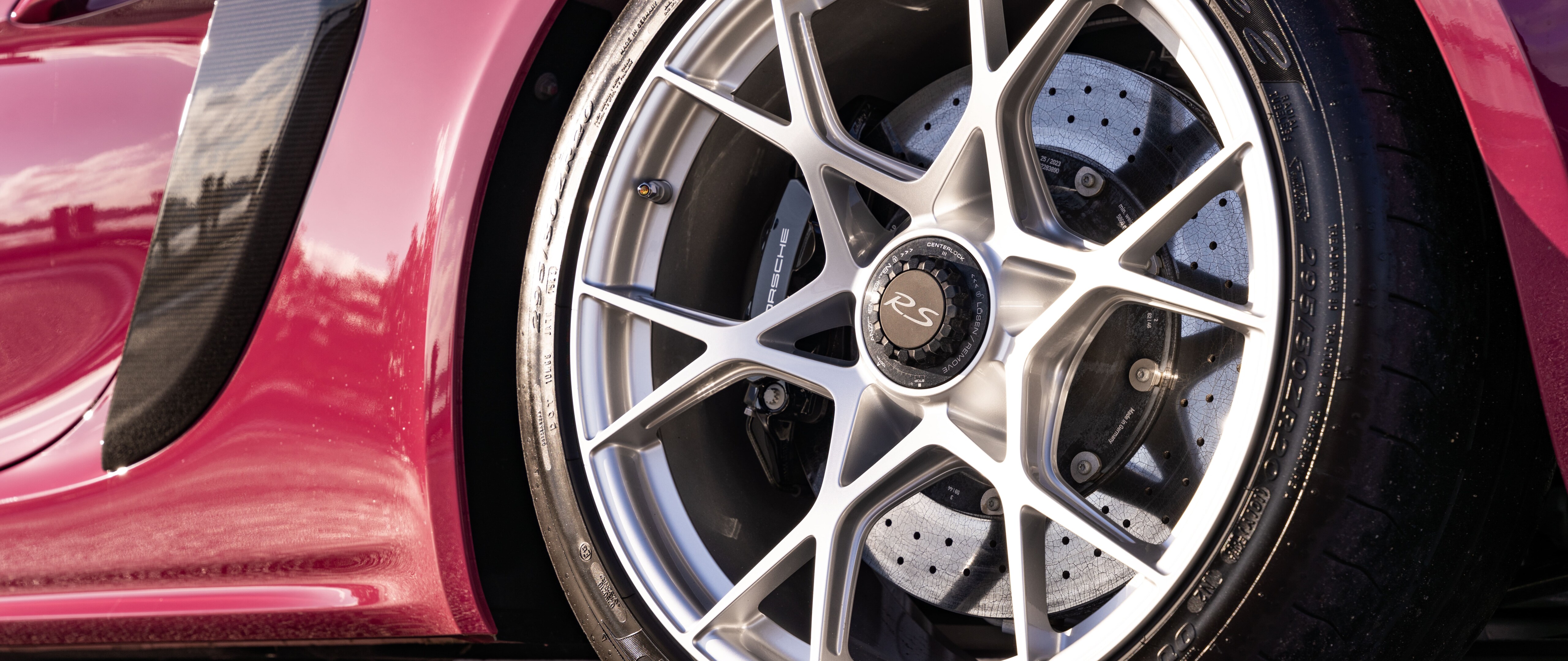 Ein elegantes, leistungsstarkes Porsche-Sportwagen, eingefangen in einem atemberaubenden Licht.