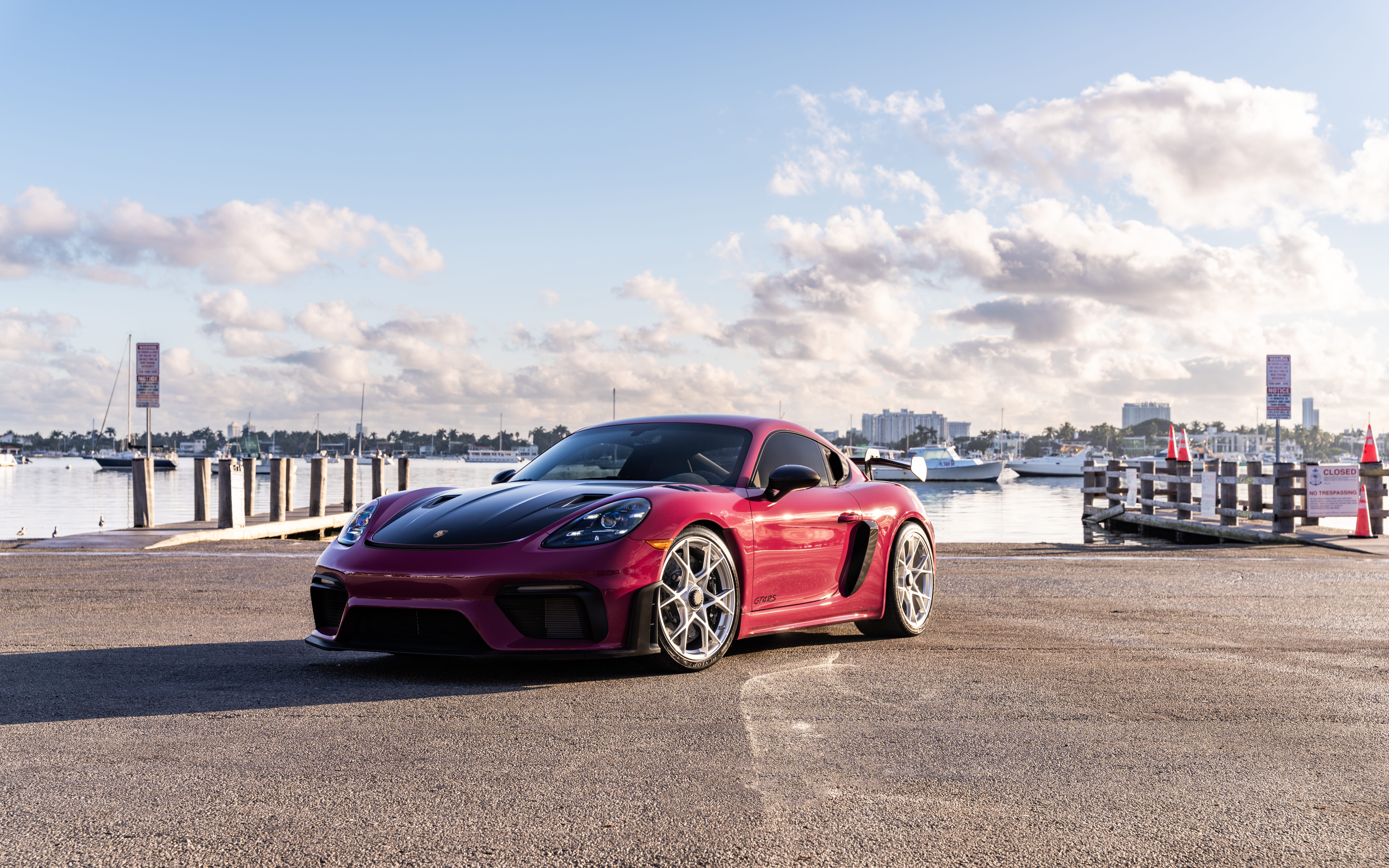 Eine Nahaufnahme eines hochleistungsfähigen Porsche-Sportwagens, die sein luxuriöses Design und die glänzende Außenlackierung hervorhebt.