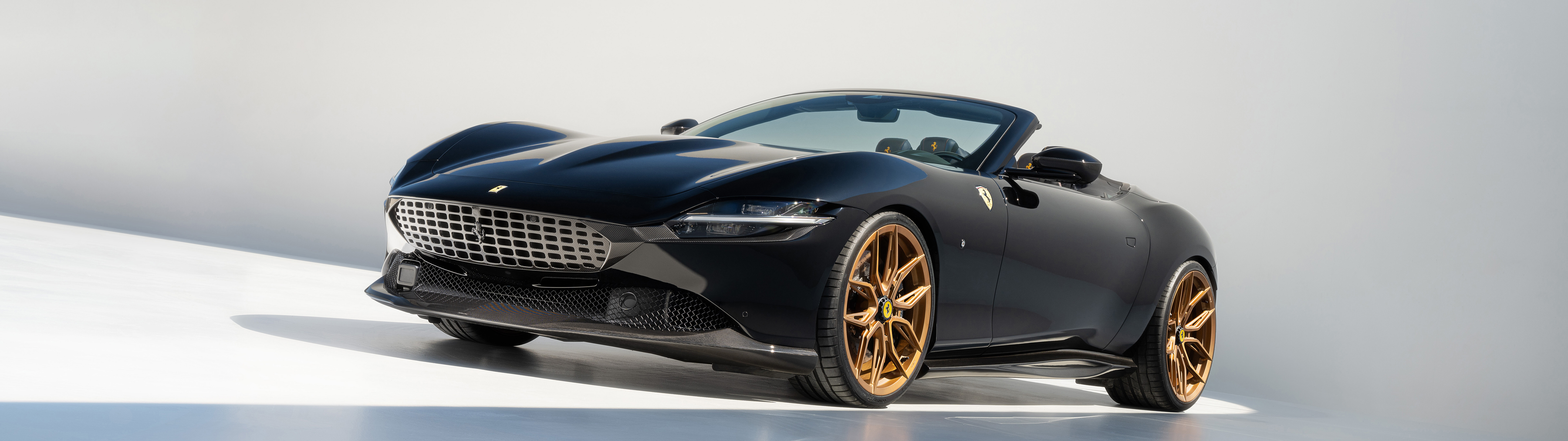 Ein elegantes und hochwertig verarbeitetes Ferrari Roma Luxus-Sportmodell, das seine aerodynamischen Linien und die erstklassige Lackierung hervorhebt.