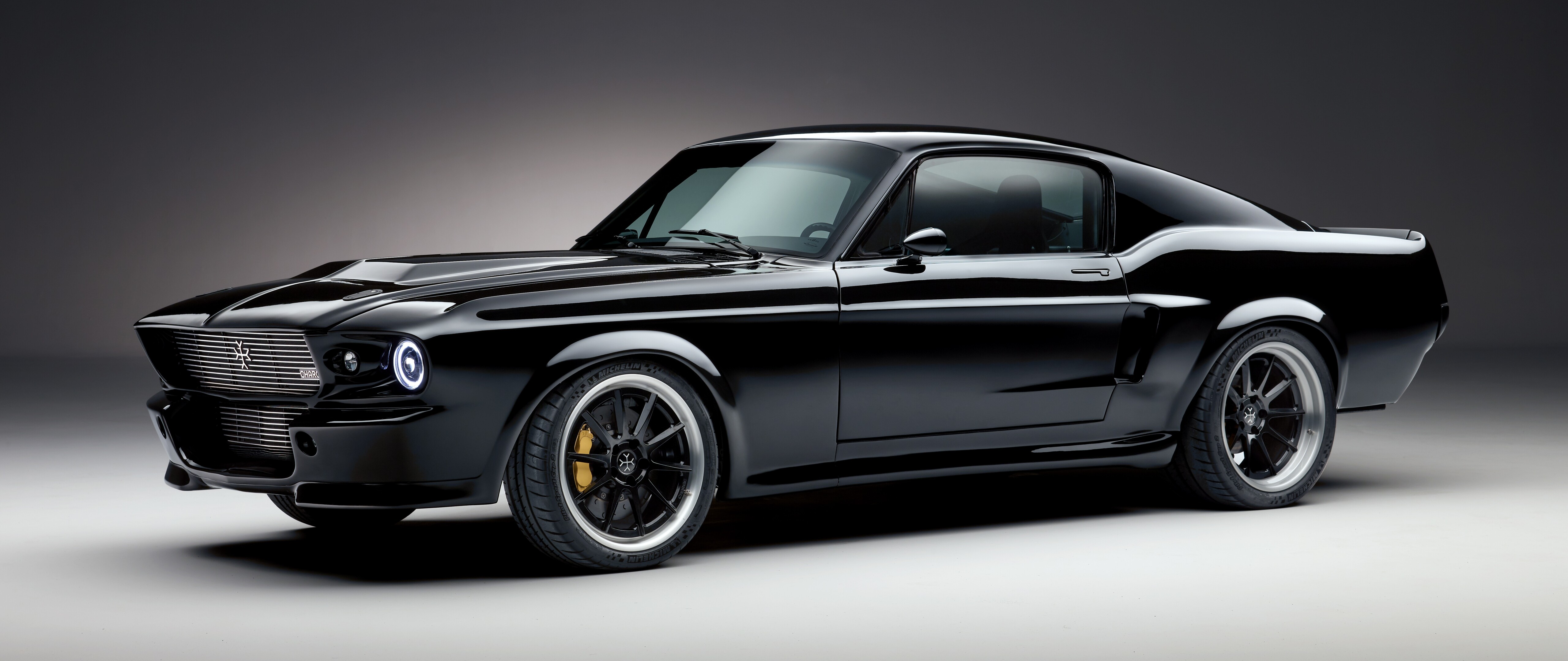 Ein modernes, schwarzes, elektrisch angetriebenes Ford Mustang-Sportcoupé mit einem eleganten und dynamischen Design.