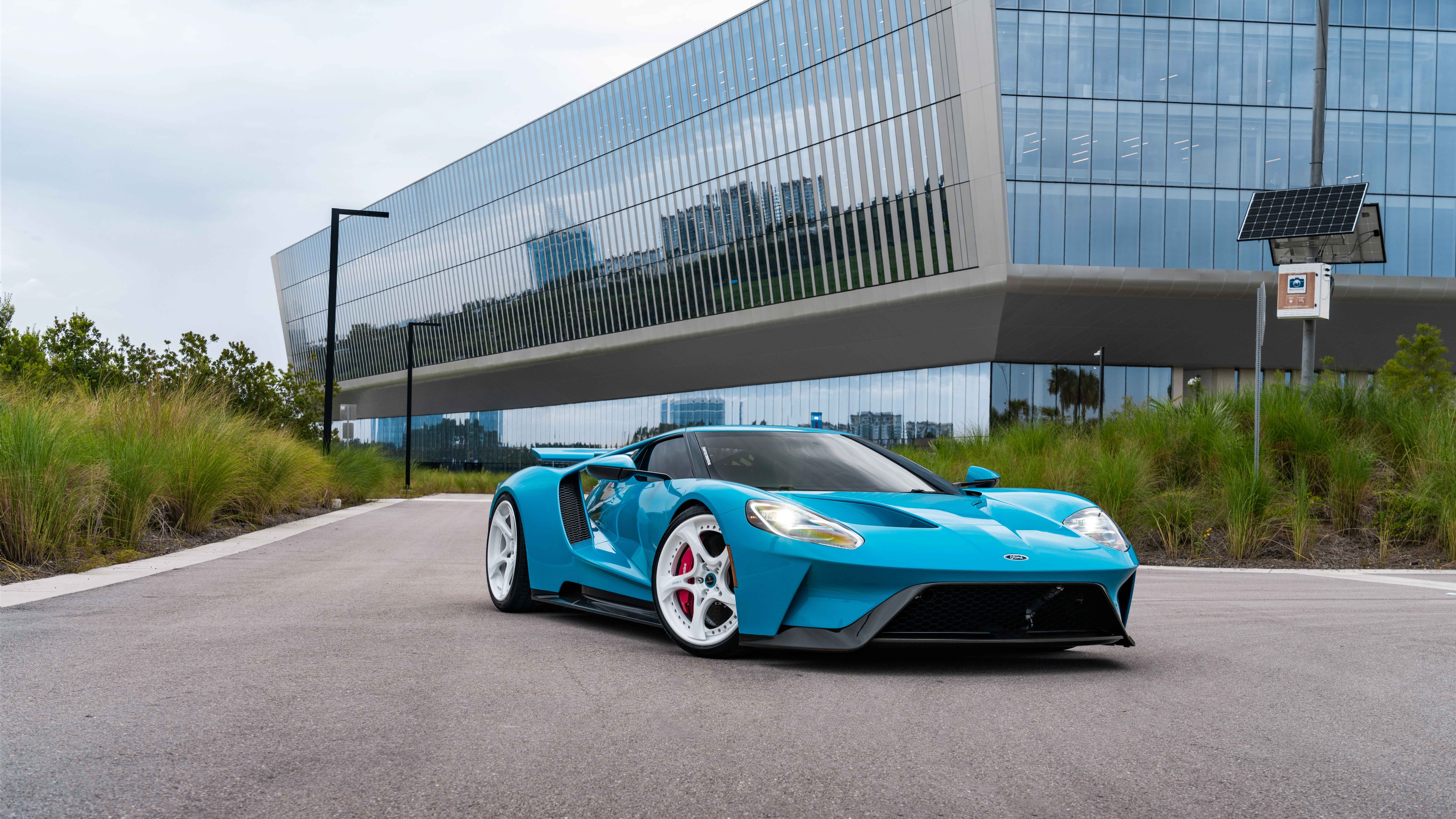 Ein leistungsstarker Ford GT-Sportwagen, der sich durch seine charakteristische aerodynamische Karosserie und die eleganten Linien auszeichnet.