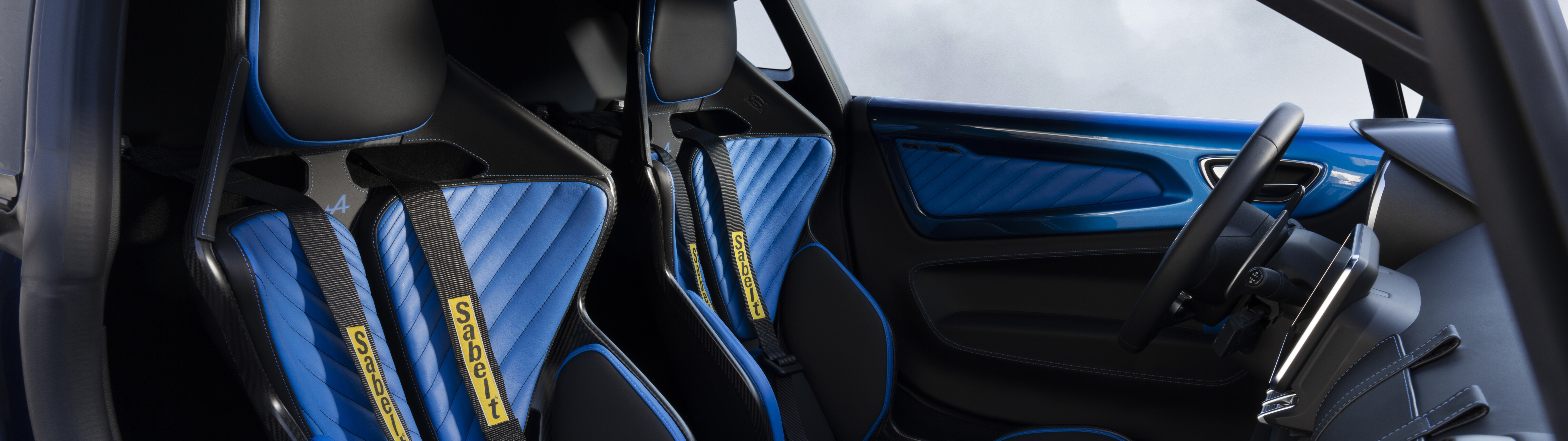 Detaillierte Ansicht des Innenraums des Cockpits eines Alpine A110 R Ultime Sportwagens.