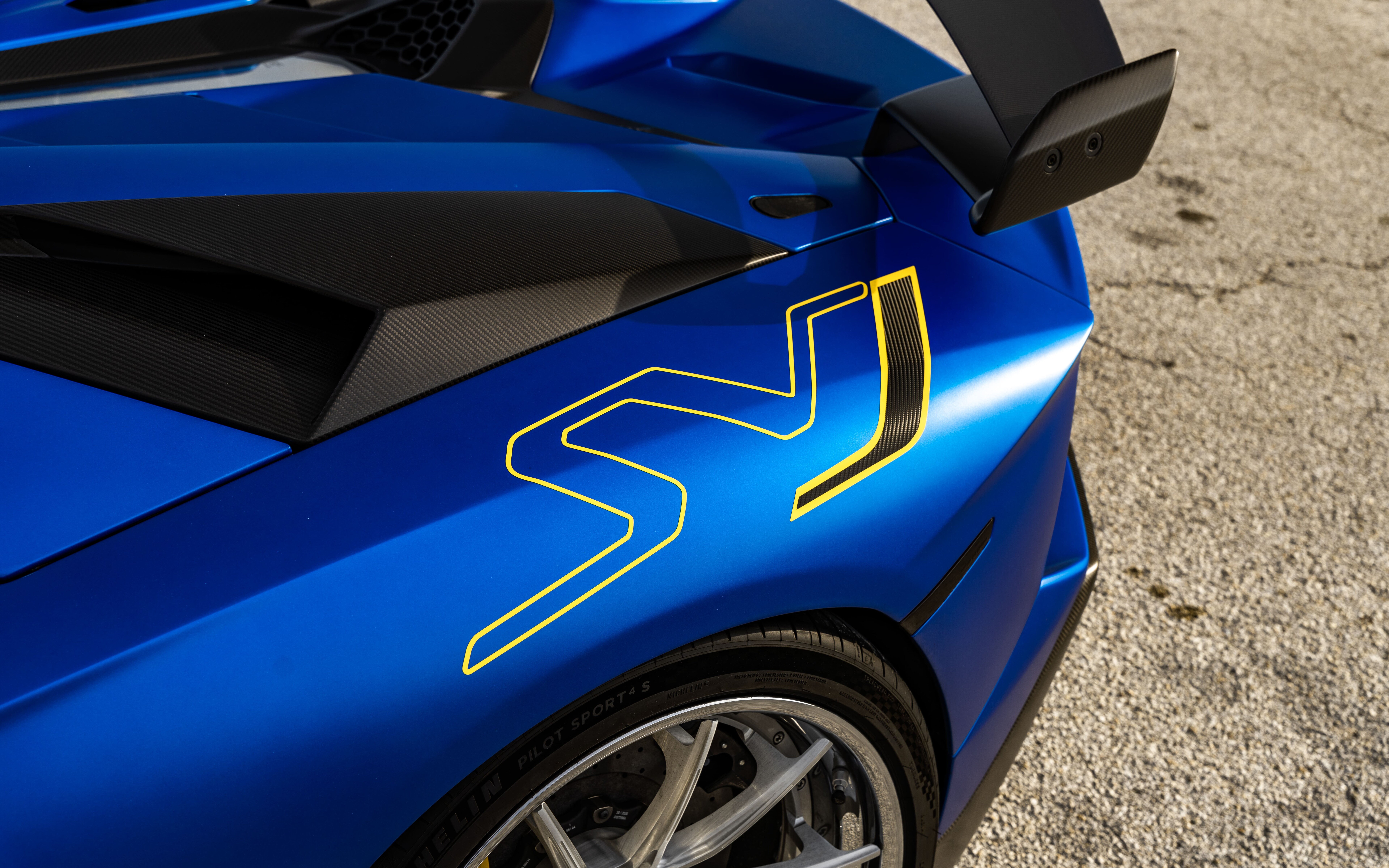 Ein elegantes und leistungsstarkes Lamborghini Aventador SVJ mit seiner charakteristischen aerodynamischen Karosserie und der markanten Frontpartie.