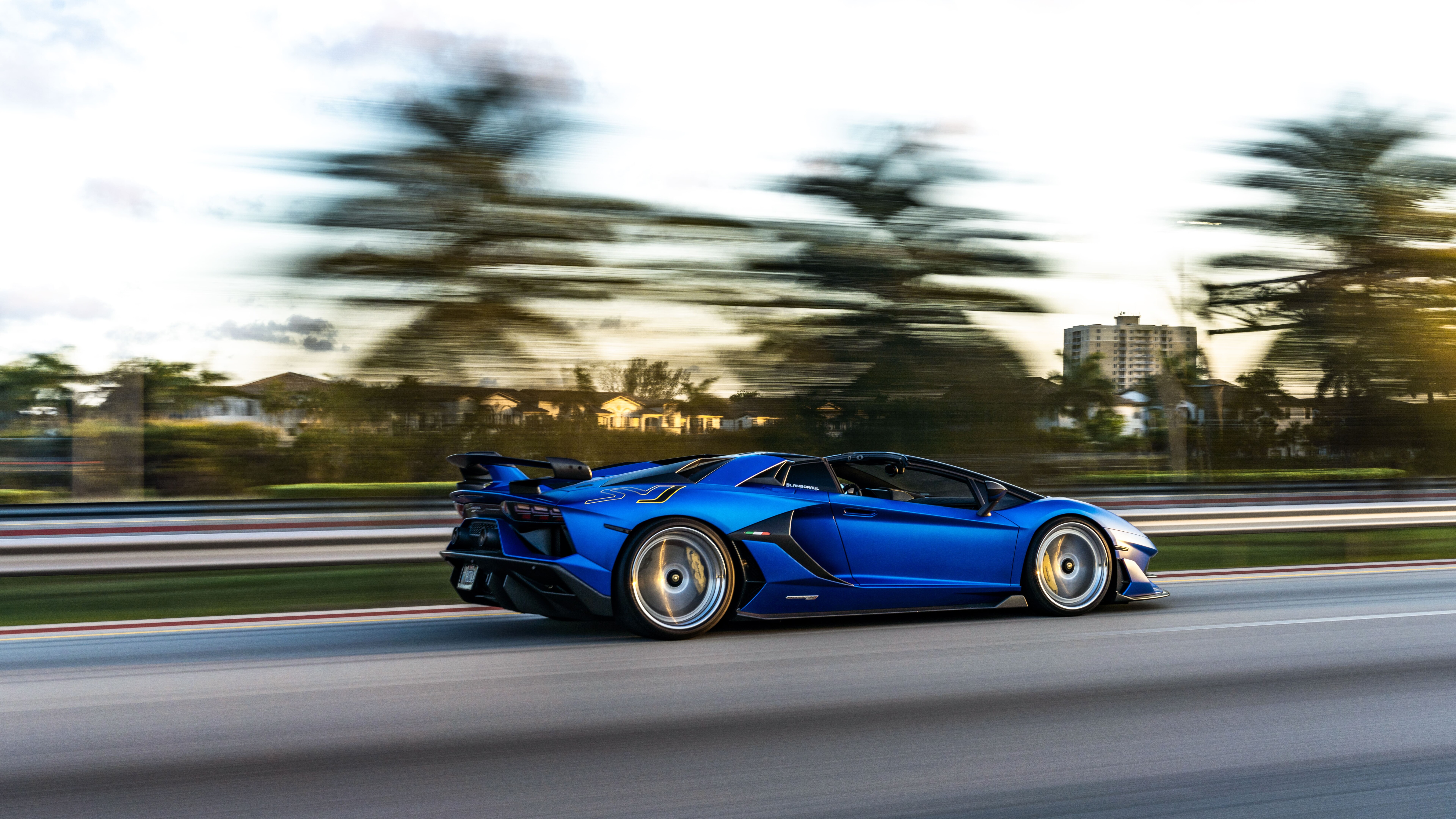 Eine Nahaufnahme eines Lamborghini Aventador SVJ, die seine aggressive, aerodynamisch gestaltete Karosserie und das luxuriöse Design hervorhebt.