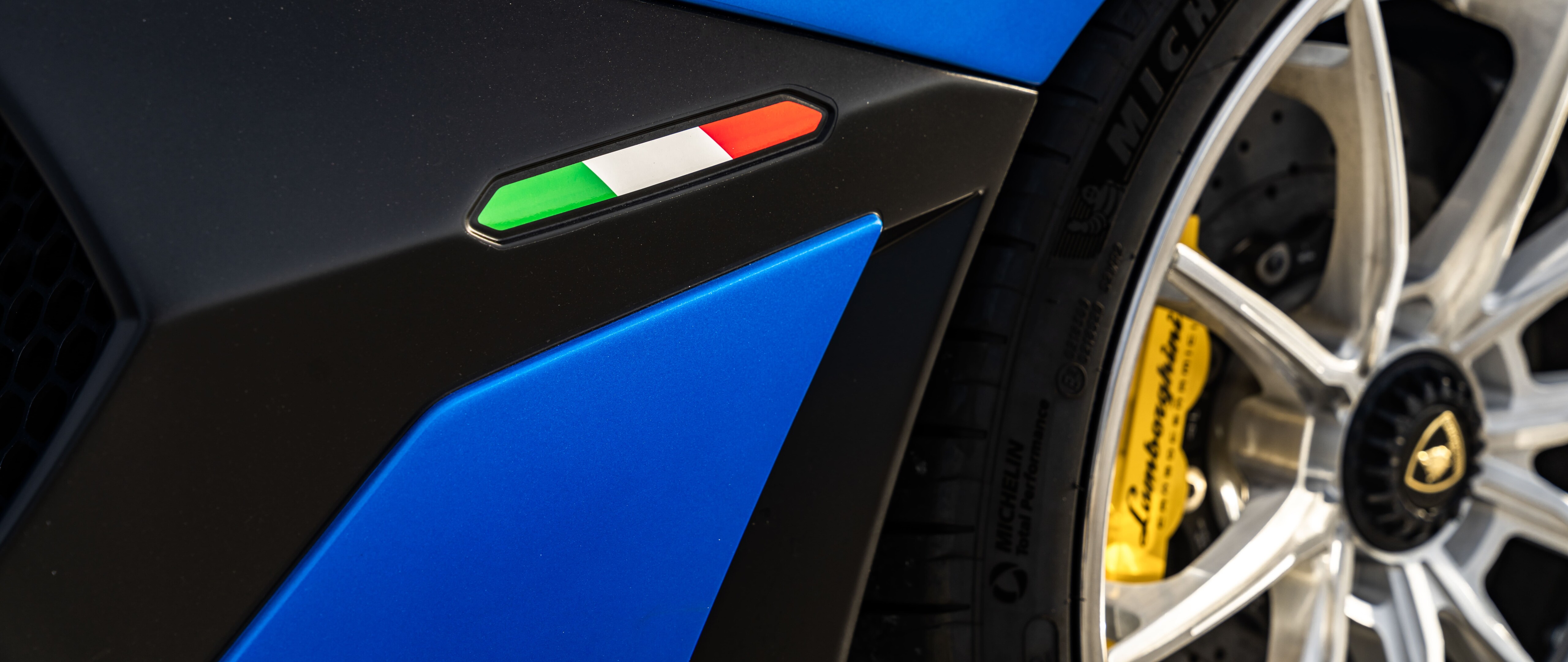 Ein leistungsstarker Lamborghini Aventador SVJ, ein Supersportwagen, der sein aerodynamisches Design präsentiert.