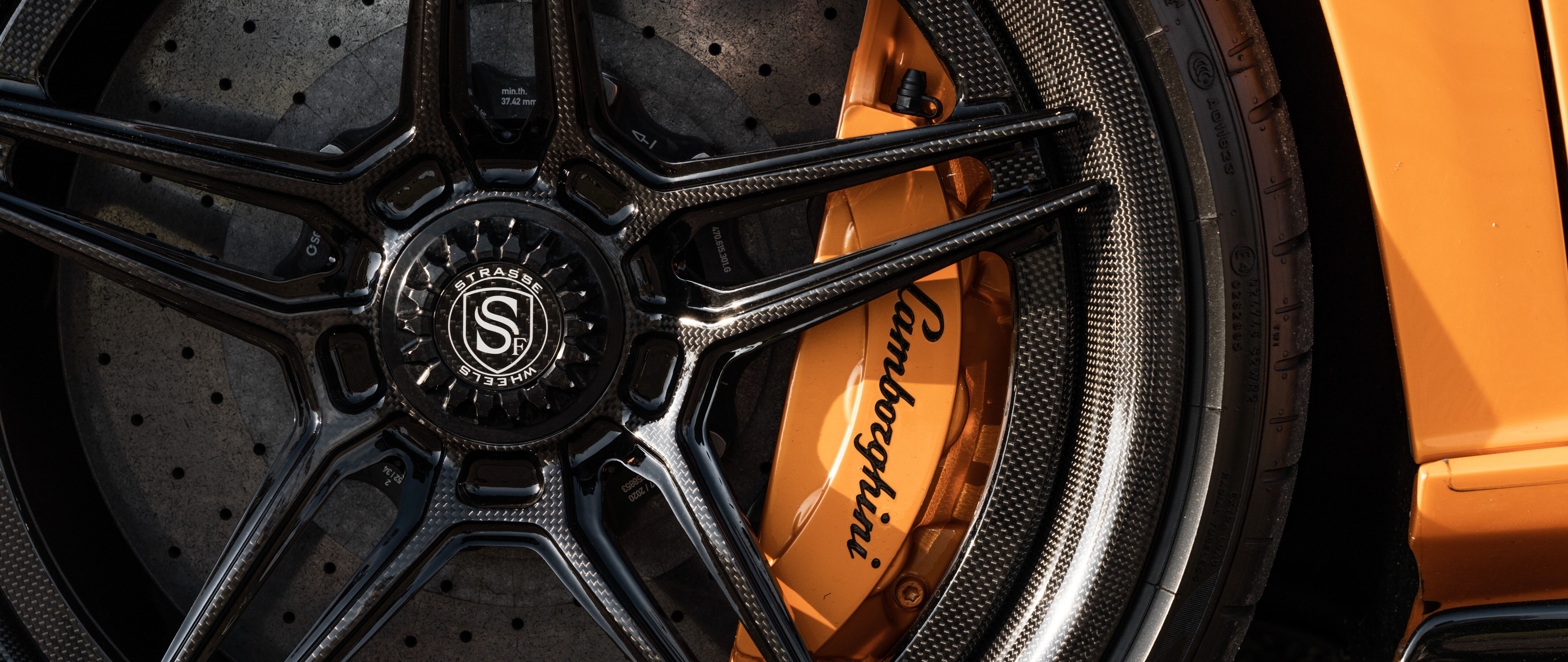 Ein leistungsstarker Lamborghini Aventador SVJ, ein Supersportwagen in einer dynamischen Umgebung.