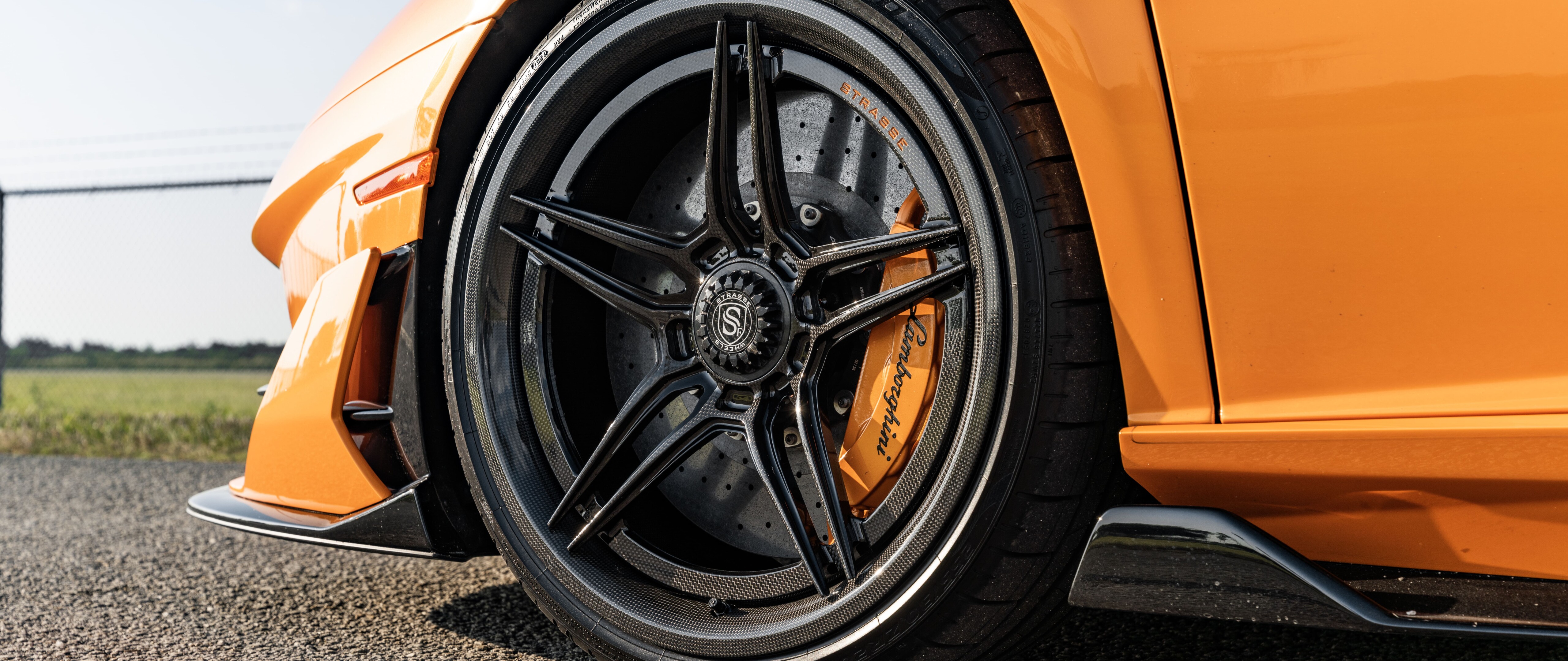 Ein leistungsstarker Lamborghini Aventador SVJ, ein Supersportwagen, der sich durch seine markante, aerodynamische Karosserie und das aggressive Design auszeichnet.