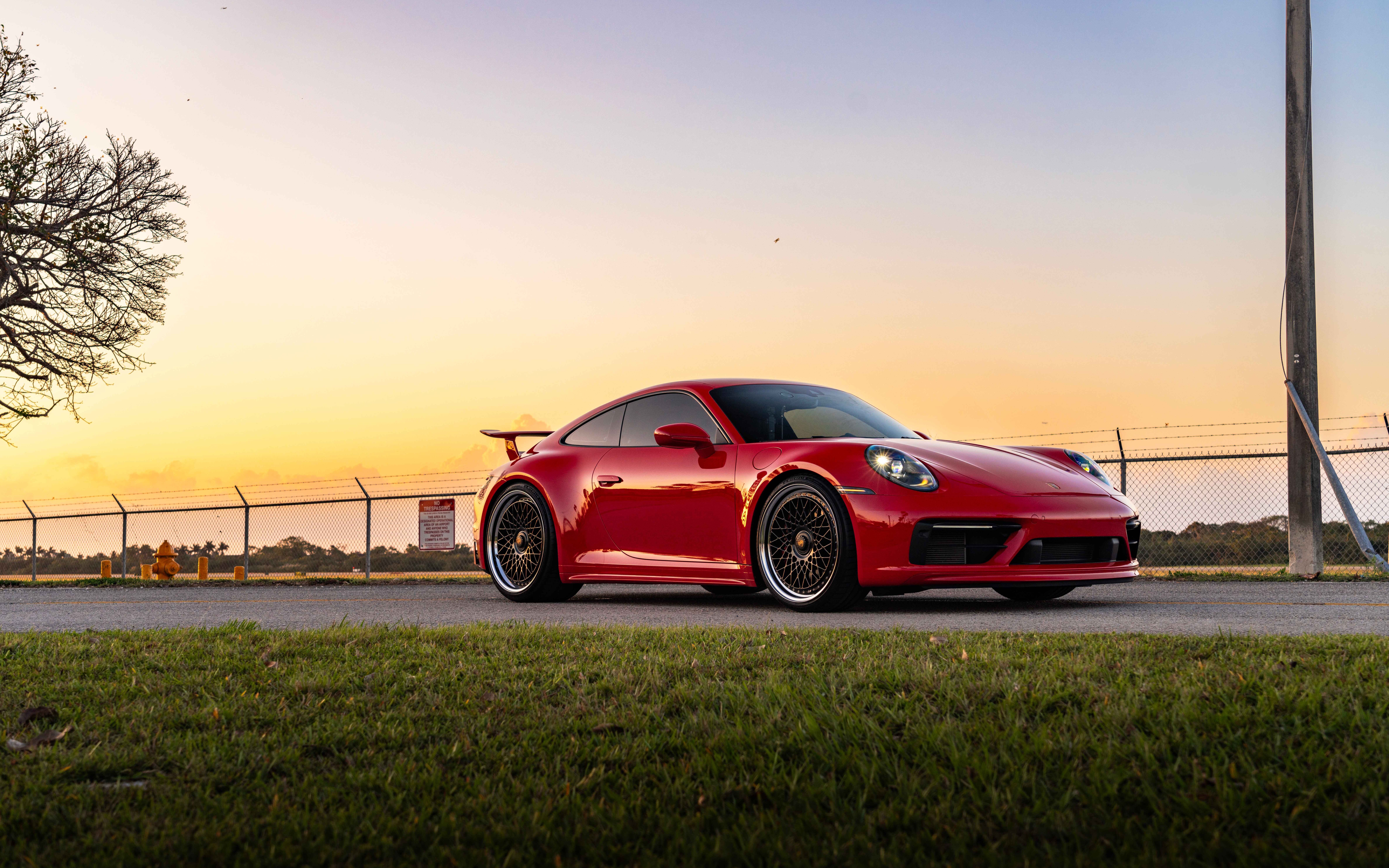 Ein elegantes und leistungsstarkes Porsche 992 GTS Sportcoupé, das sein modernes, aerodynamisches Design präsentiert.