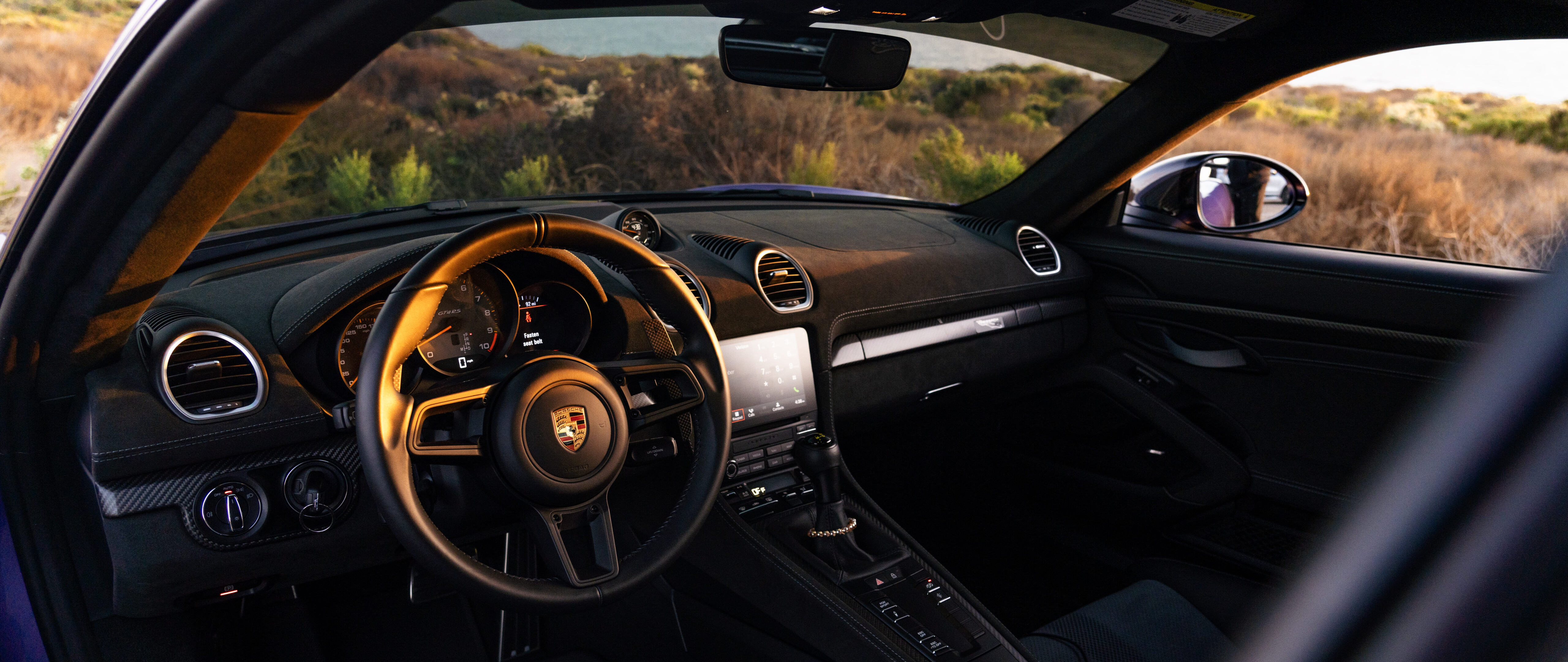 Ein elegantes und leistungsstarkes Porsche GT3 RS-Sportwagenmodell, das sein aerodynamisches Design präsentiert.