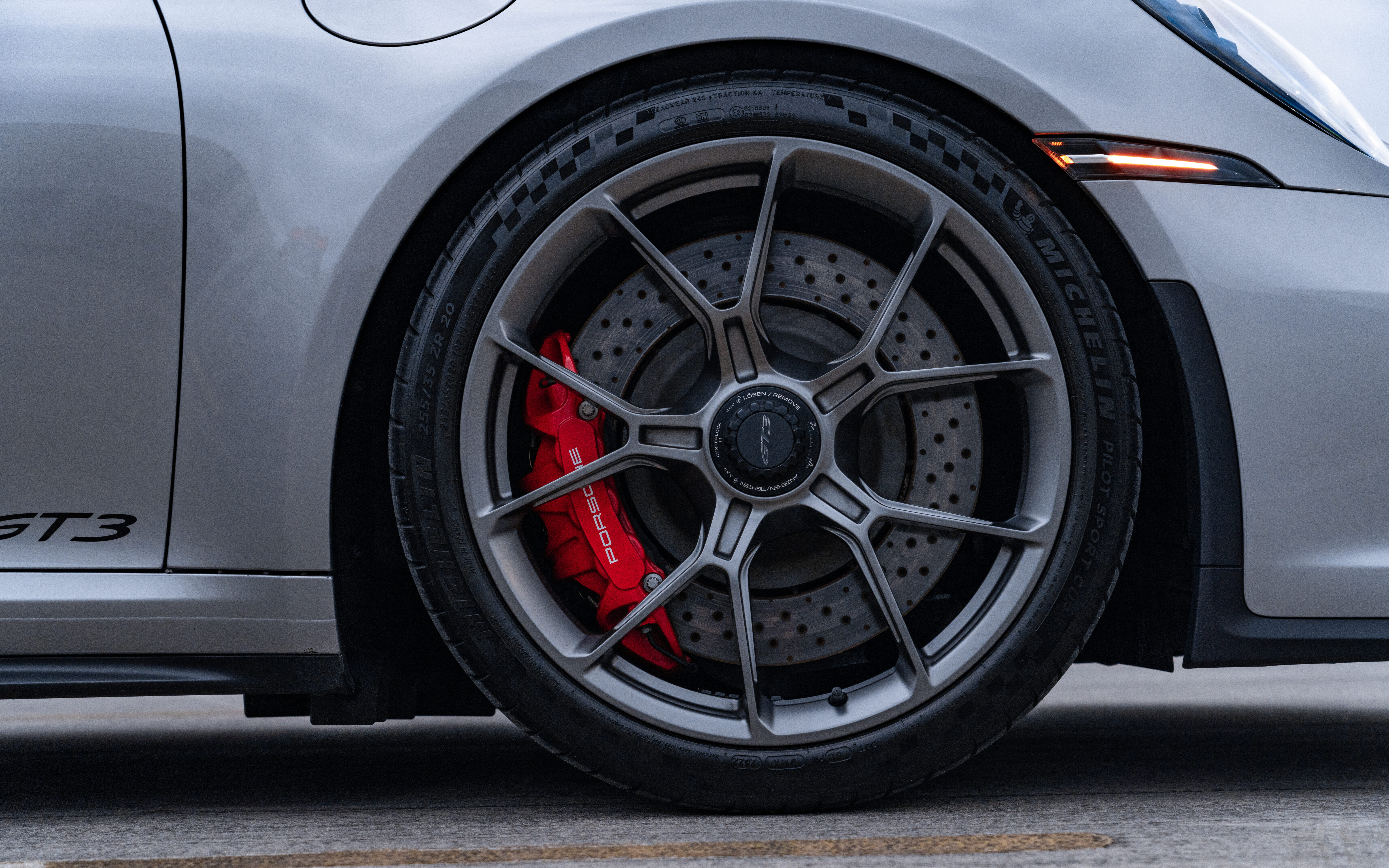 Ein hochleistungsstarker Porsche GT3 RS Sportwagen mit aerodynamisch optimierter Karosserie und einem markanten Heckspoiler.