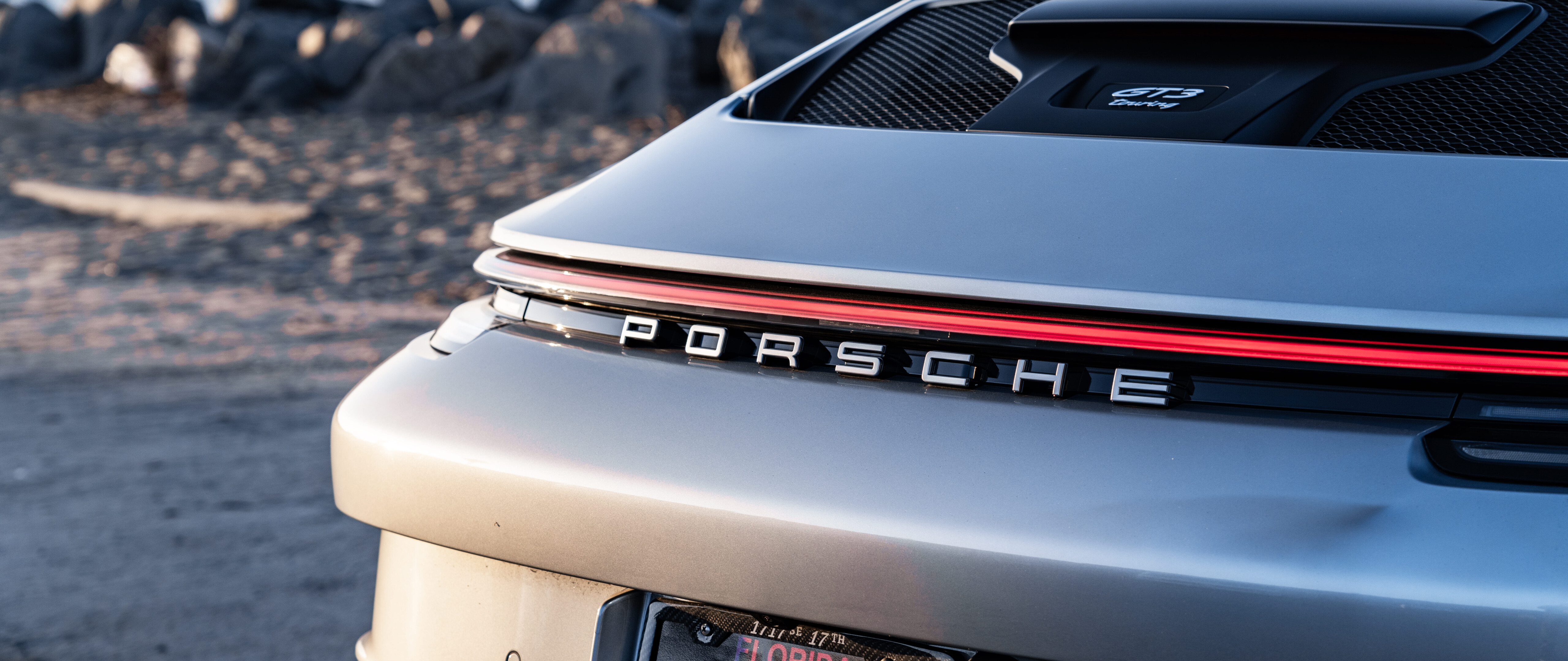 Ein hochleistungsstarker Porsche GT3 RS Sportwagen mit auffälligem, aerodynamisch optimiertem Design und einer eleganten, auf Rennsport ausgerichteten Silhouette.