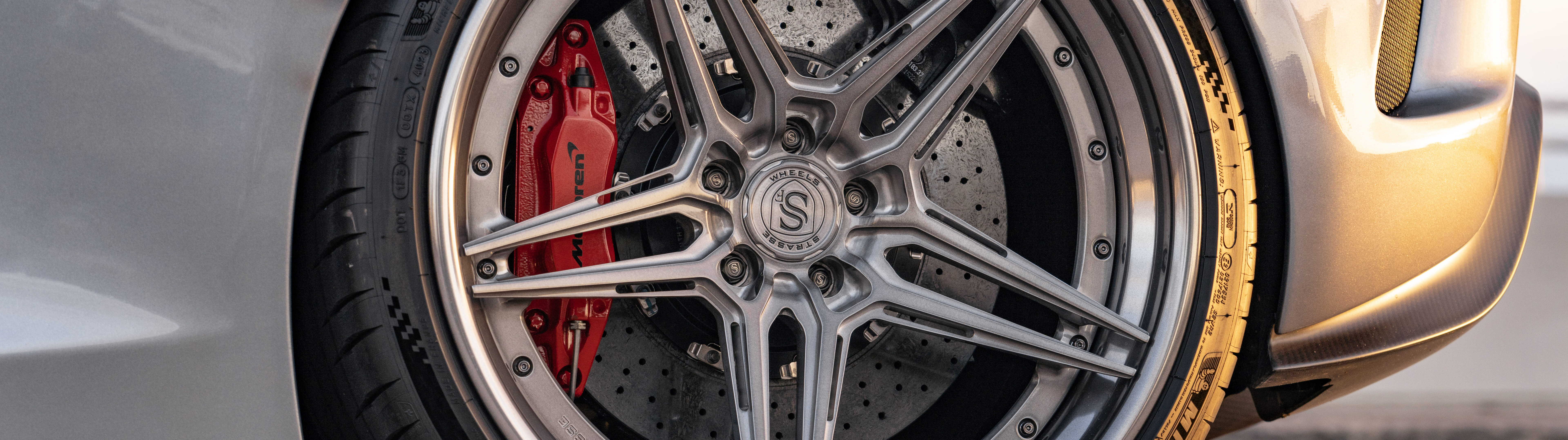 Ein hochleistungsstarker McLaren-Sportwagen mit eleganten, aerodynamischen Linien und einem modernen Design.