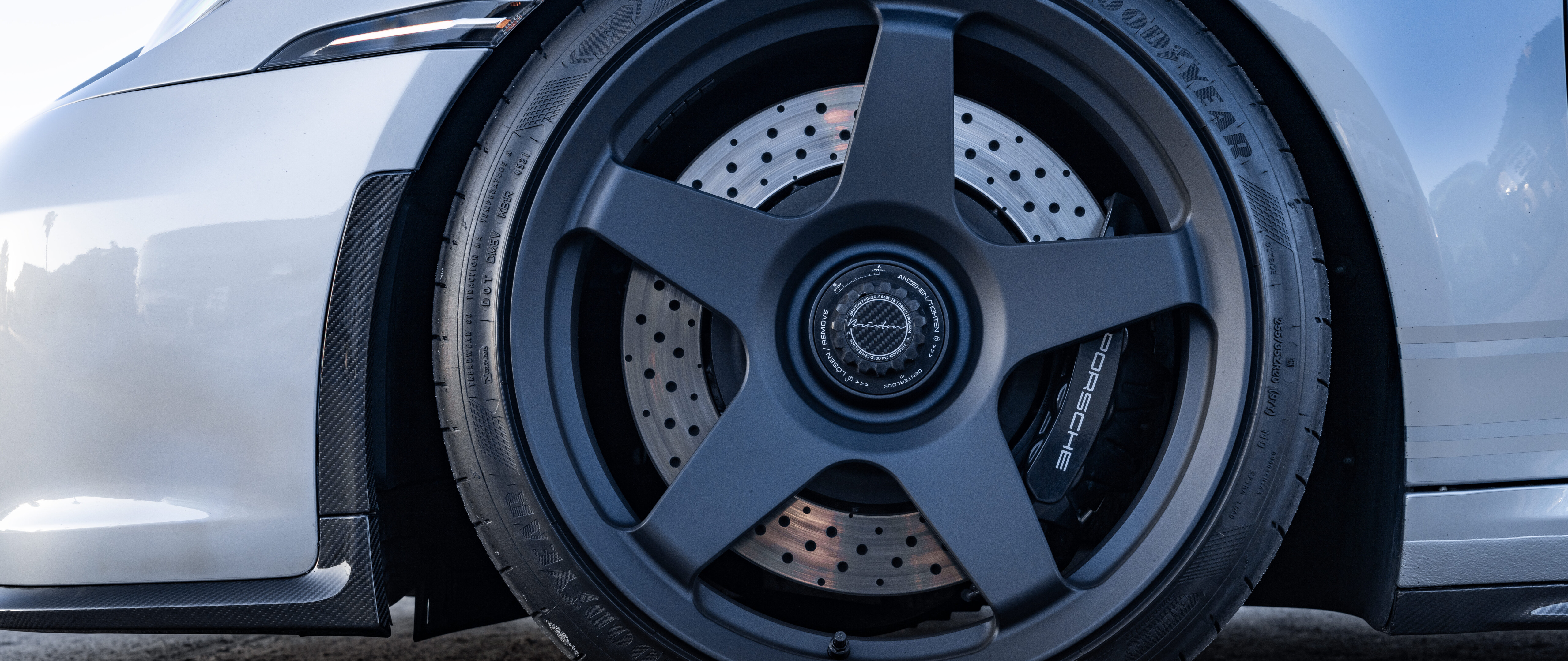 Eine detaillierte Aufnahme eines hochleistungsfähigen Porsche GT3 RS Sportwagens.