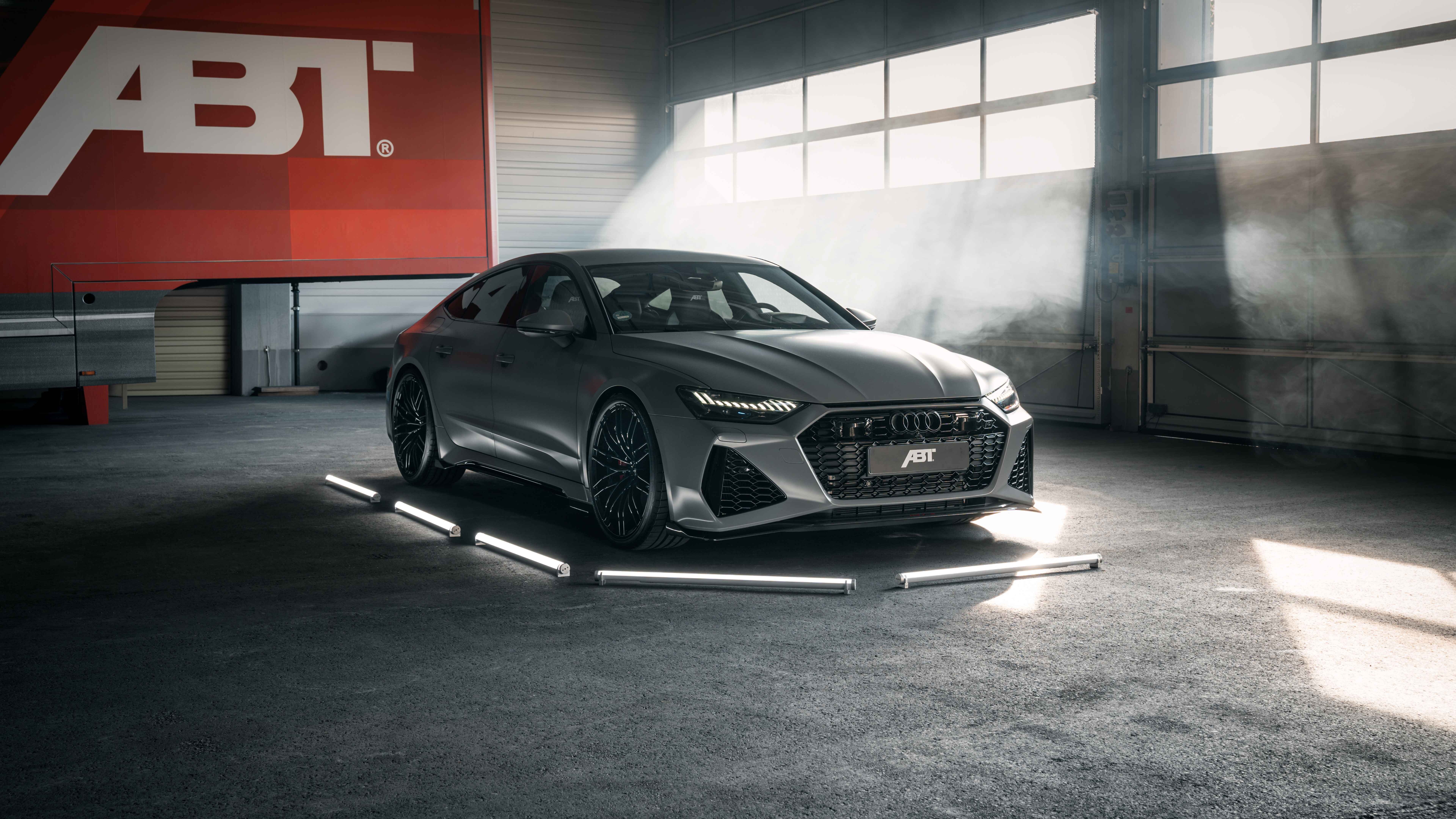 Ein leistungsstarker Audi RS7, ein luxuriöser Sportwagen mit elegantem, aerodynamischem Design und Metallic-Lackierung.