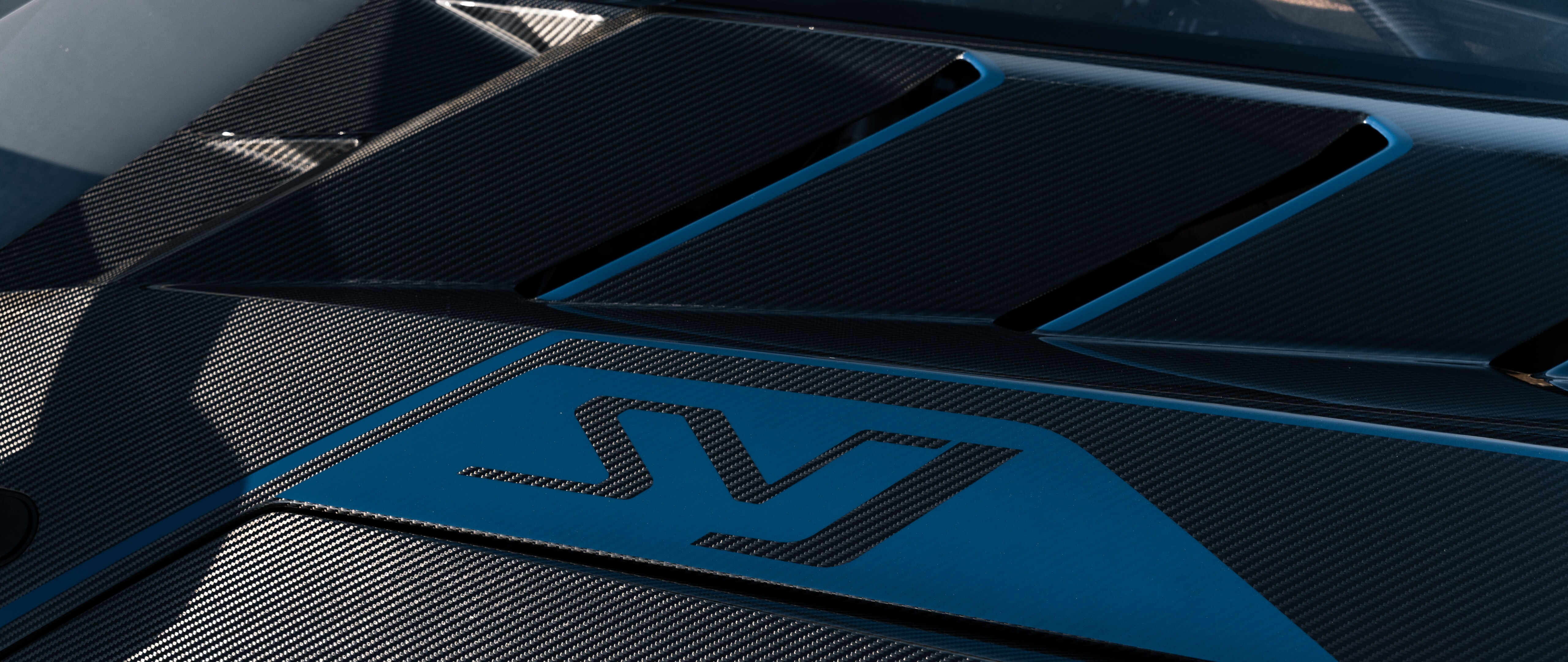 Ein leistungsstarker Lamborghini-Sportwagen mit einer stromlinienförmigen, aerodynamischen Karosserie und einer hochwertigen, polierten Außenlackierung.