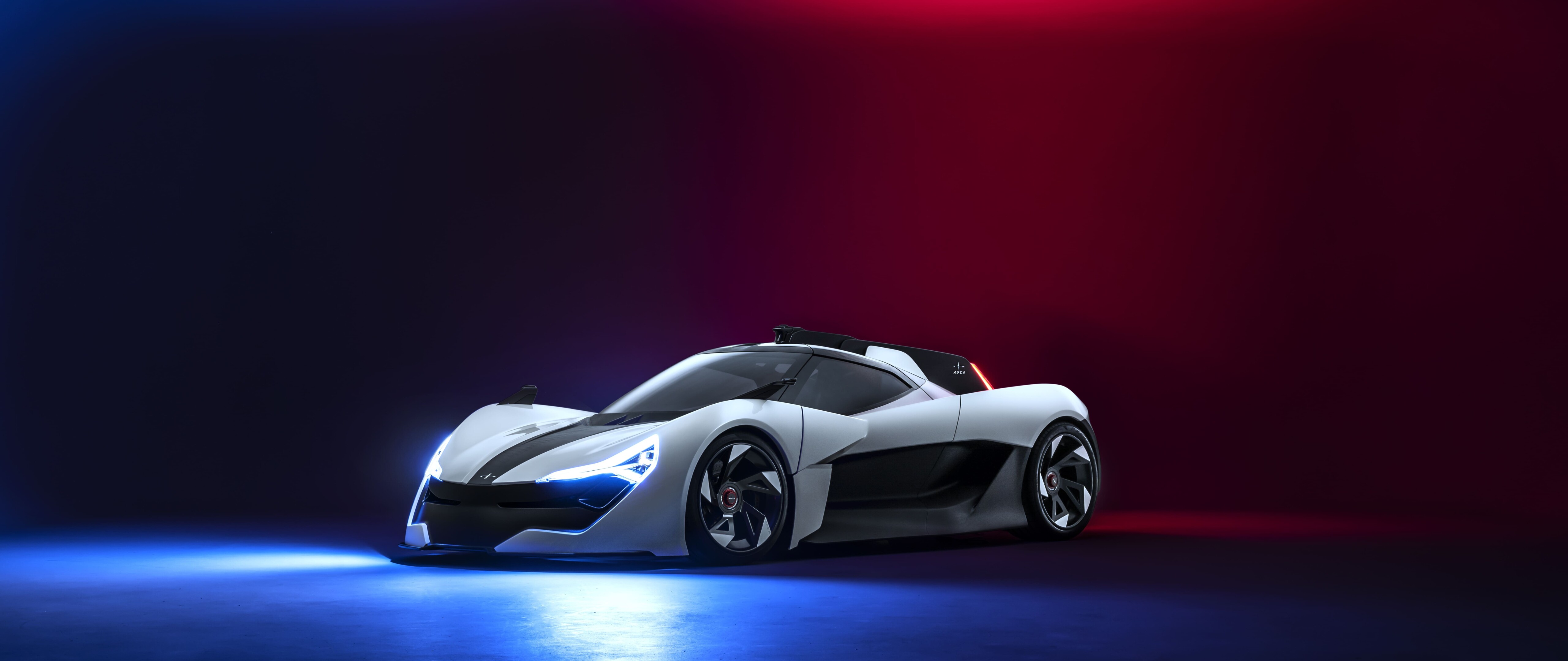 Ein elegantes, aerodynamisch gestaltetes, modernes Sportwagenmodell, präsentiert in einem professionellen Studio.