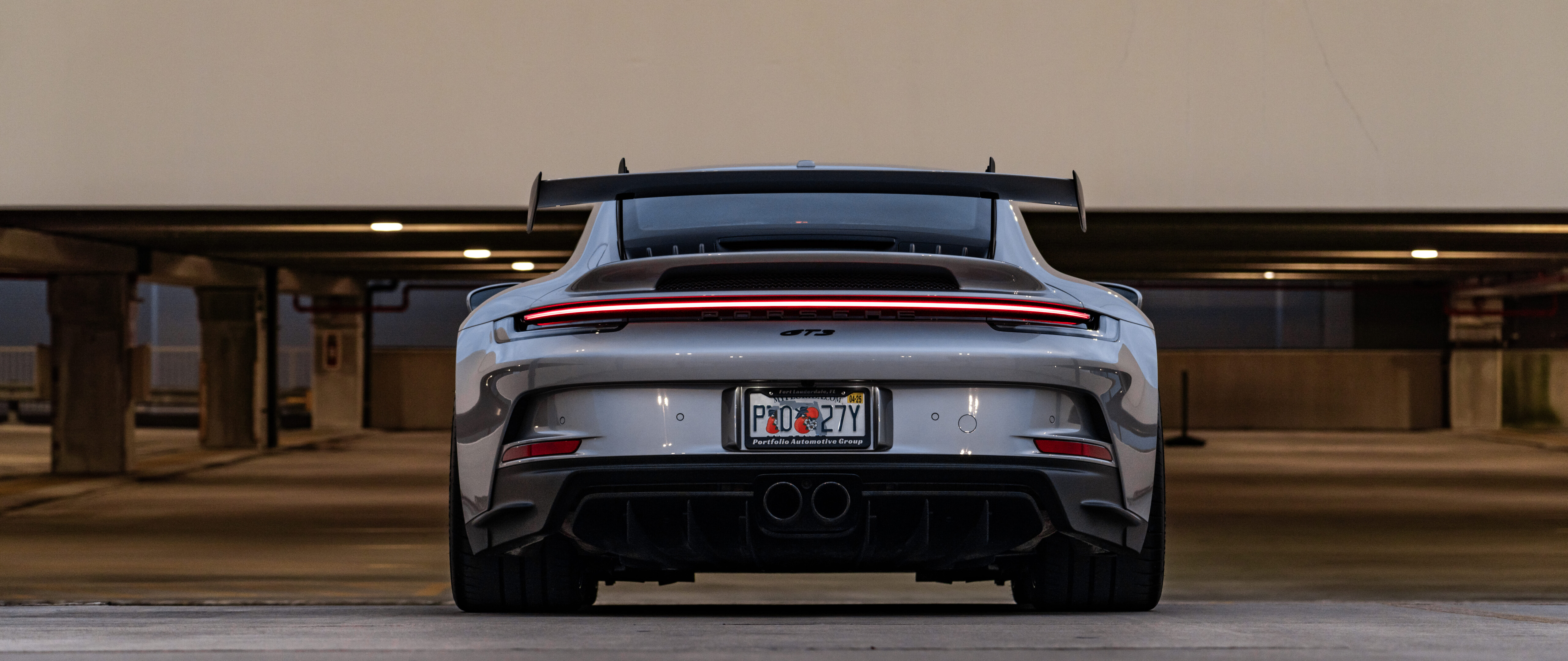 Eine detaillierte Nahaufnahme eines hochleistungsfähigen Porsche 911 GT3 RS Sportwagens.