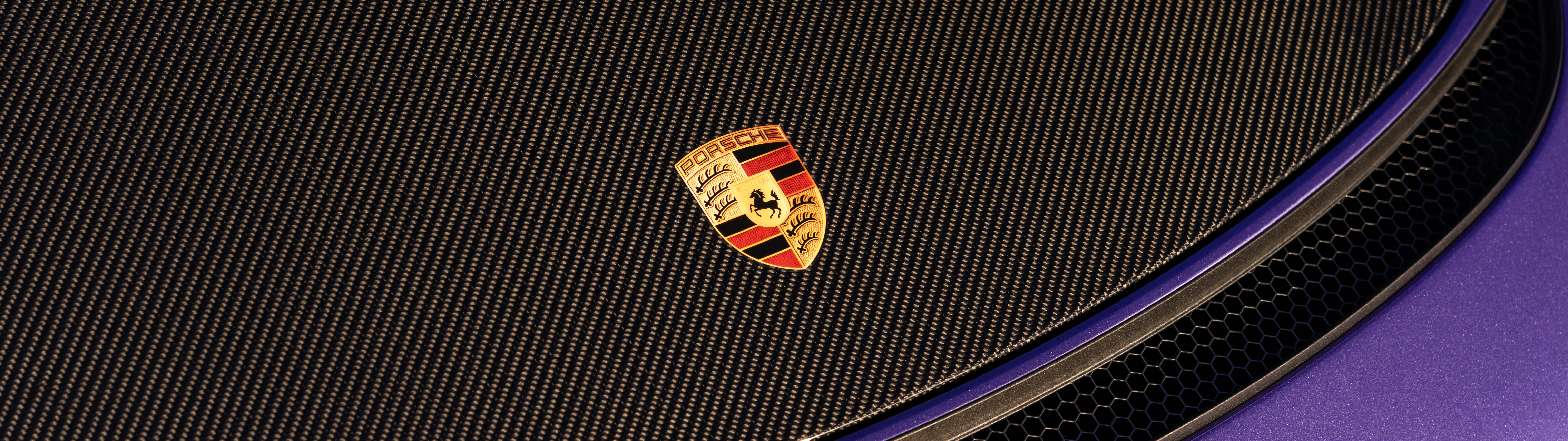 Ein hochleistungsstarker Porsche GT3 RS Sportwagen, der seine aerodynamischen Eigenschaften und sein dynamisches Design präsentiert.