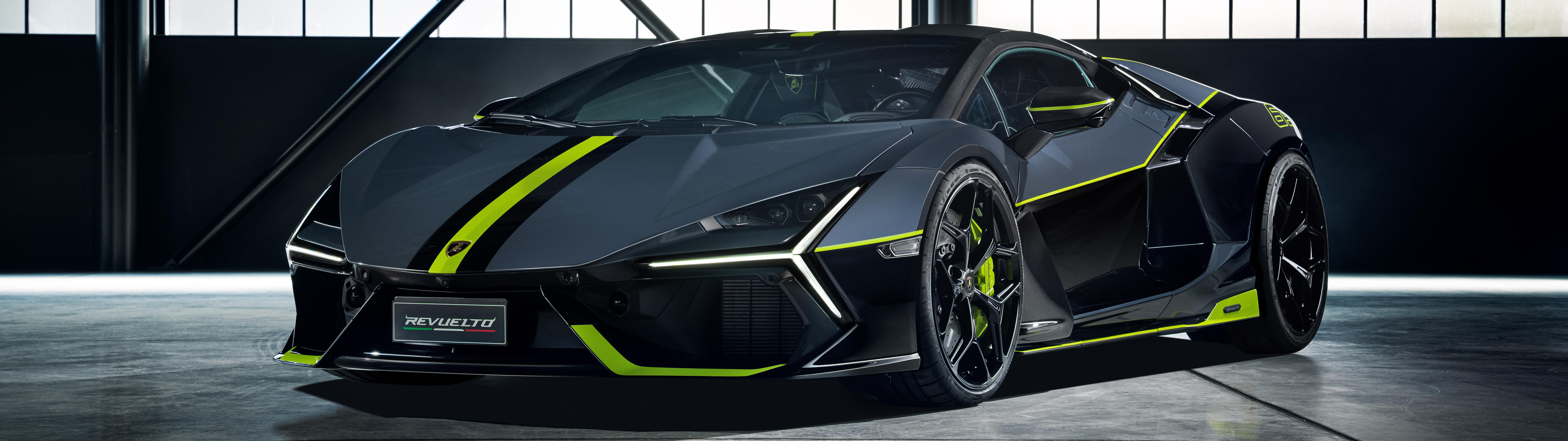Ein elegantes, komplett in Schwarz gehaltenes Konzeptfahrzeug, das das aerodynamische Design einer Ducati Panigale V4 mit der dynamischen Silhouette eines Lamborghini-Sportwagens vereint.