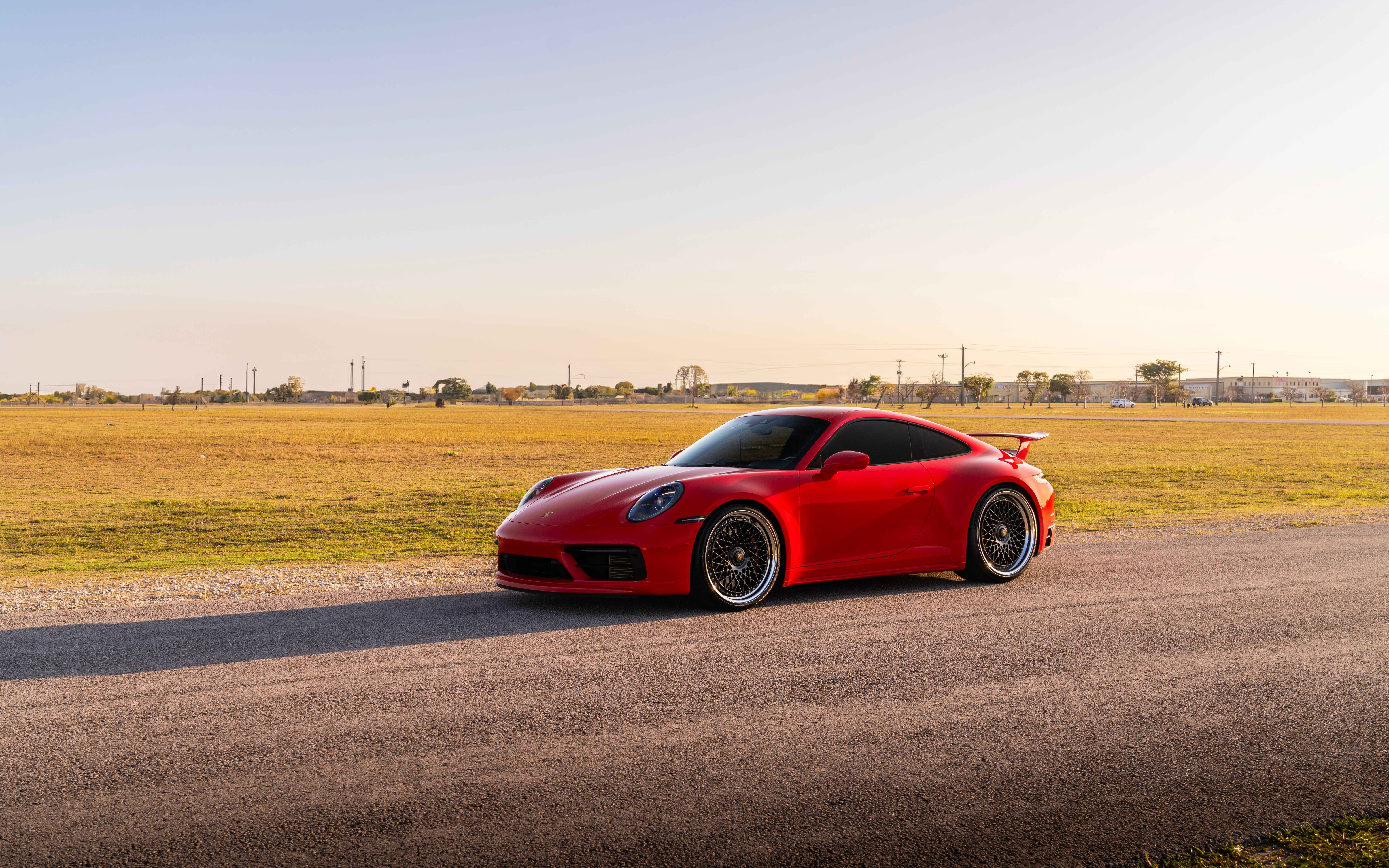 Ein elegantes und leistungsstarkes Porsche 992 GTS Sportcoupé mit modernem, aerodynamischem Design und luxuriöser Ausstattung.