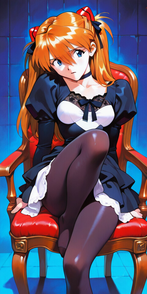 Asuka Langley Soryu aus Neon Genesis Evangelion, mit ihren charakteristischen orangefarbenen Zöpfen, sitzt in einem eleganten, rot-goldenen Sessel. Sie trägt ein schwarz-weißes Gothic-Lolita-Kleid, schwarze Strumpfhosen und keine Schuhe und blickt direkt in die Kamera.