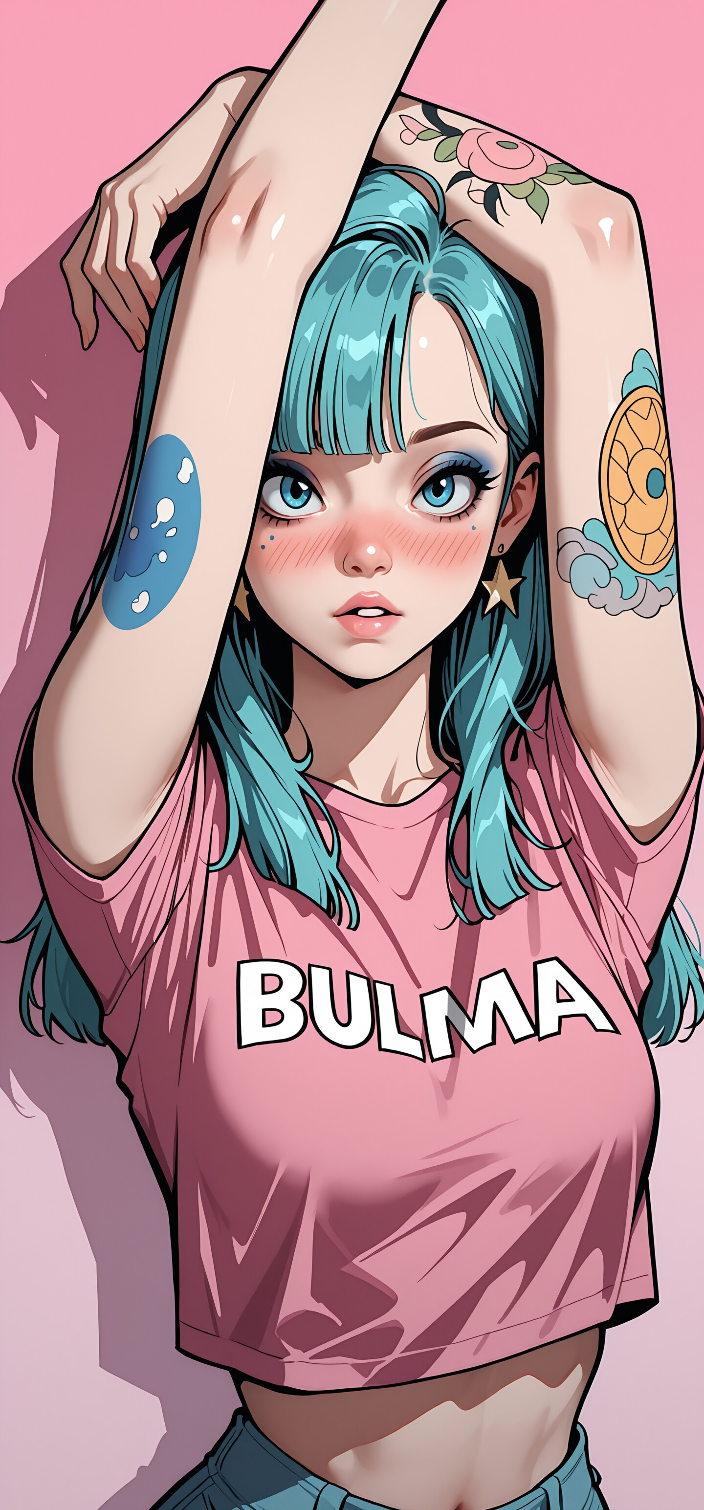Eine im Anime-Stil gehaltene Illustration von Bulma aus Dragon Ball mit blauem Haar und blauen Augen. Sie trägt ein pinkfarbenes, kurzes Oberteil mit der Aufschrift „BULMA“, eine blaue Jeans und Stern-Ohrringe. Auf ihrem Arm befinden sich Rosen-Tätowierungen, und sie posiert mit den Händen hinter dem Kopf vor einem pinkfarbenen Hintergrund.
