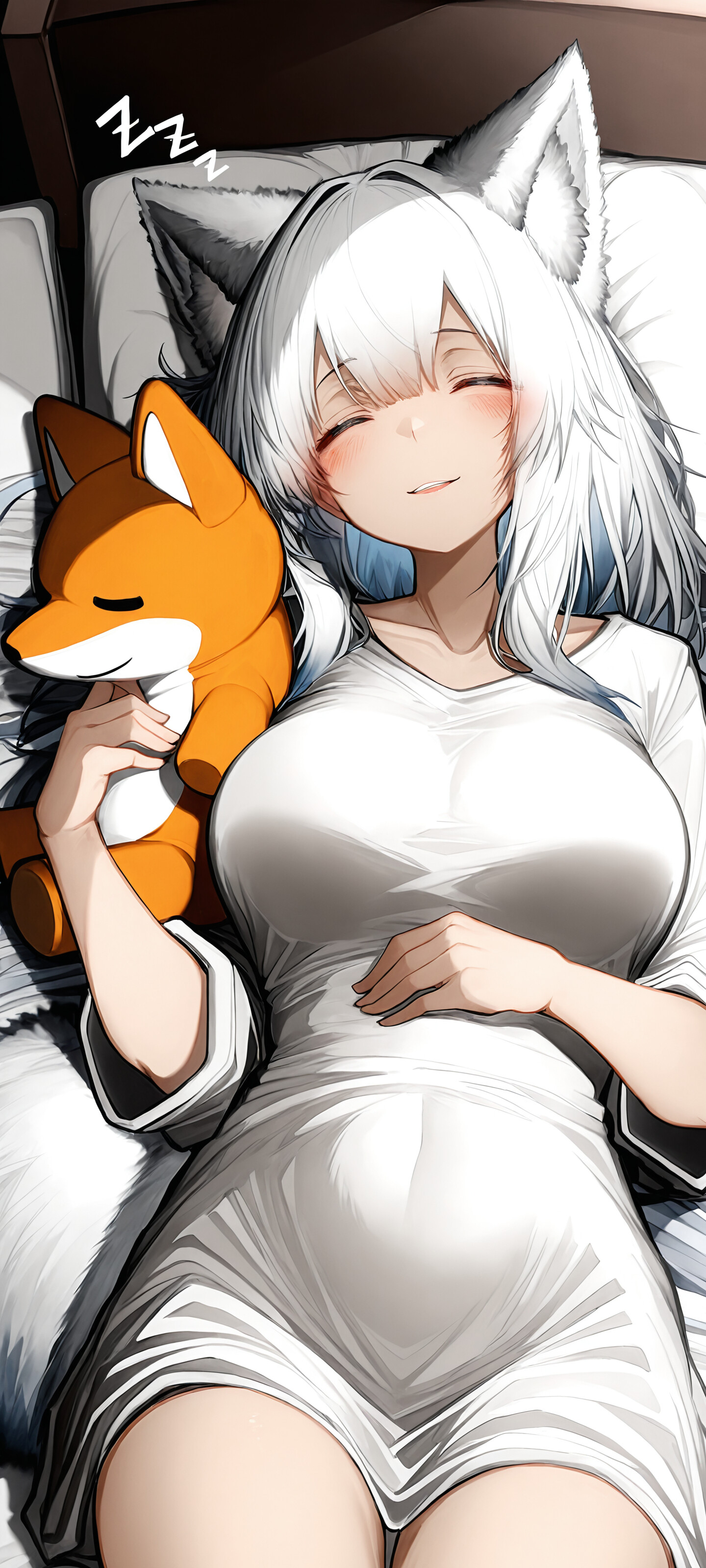 Eine Ansicht von oben zeigt das Anime-Charakter Shinano, ein Mädchen mit Fuchs-Attributen aus Azur Lane, wie sie friedlich in ihrem Bett schläft. Sie hat langes, weißes Haar, ein sanftes Lächeln und ist von niedlichen Stofftier-Füchsen in einem sonnendurchfluteten Raum umgeben.