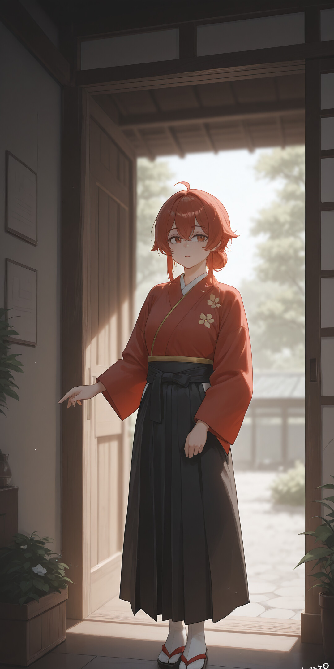 Eine junge Frau im Anime-Stil mit langen, blonden Haaren und einem langen, weißen Kleid steht vor einer dunkelgrünen Tür. Sie hält etwas in den Händen und wird von zwei großen Topfpflanzen flankiert, während ein sonniger Himmel darüber strahlt.