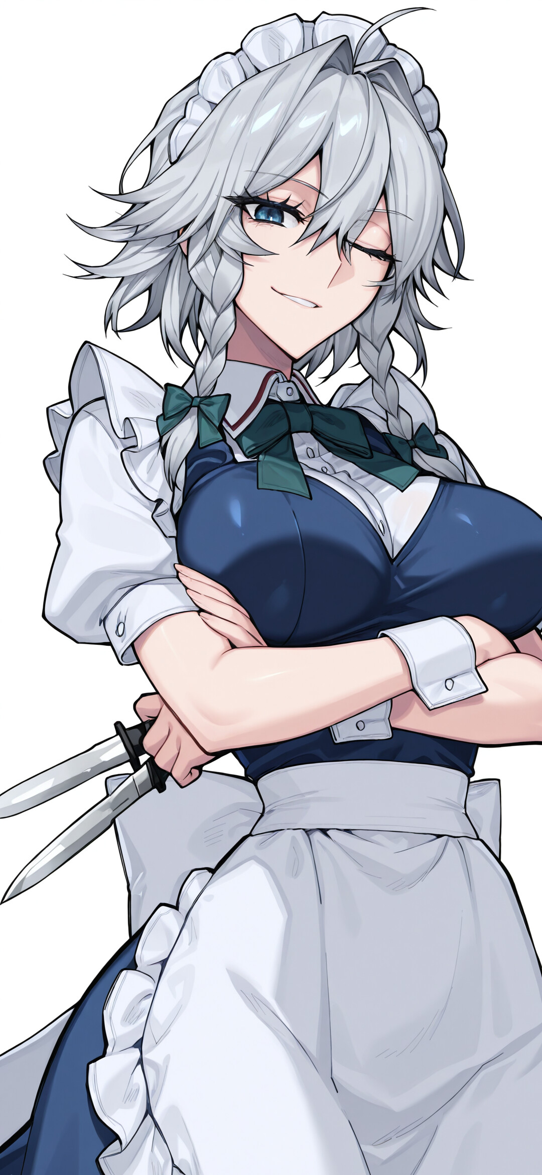 Sakuya Izayoi aus der Touhou-Reihe, ein Dienstmädchen mit silbernem, geflochtenem Haar, das zwinkernd und verschmitzt mit verschränkten Armen und einem Messer in der Hand vor einem dunklen Hintergrund dargestellt ist.