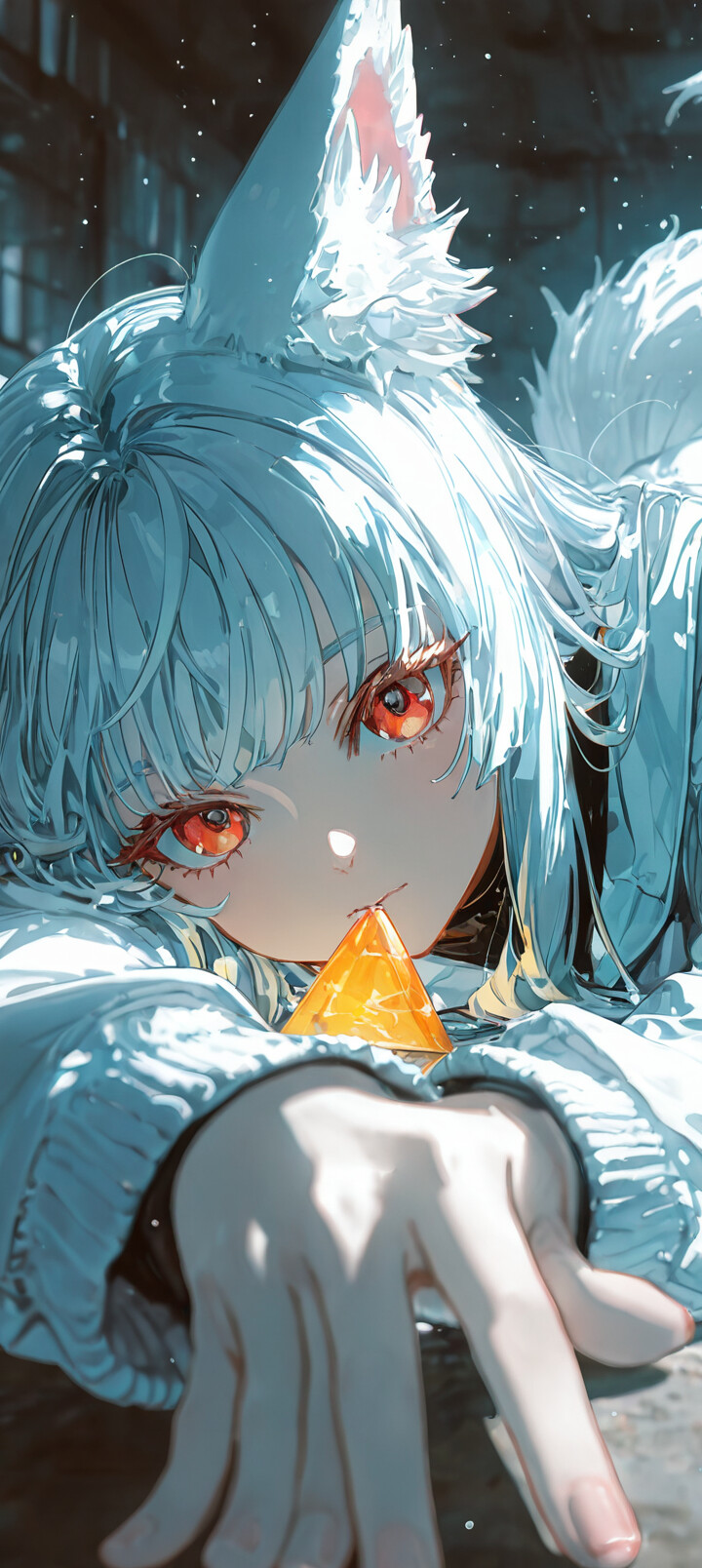 Eine detailreiche digitale Malerei, die einen stilisierten, weiß-grauen Fuchs mit leuchtend orangefarbenen Augen und einem intensiven Ausdruck zeigt. Oranges Licht scheint von innen aus seinen Ohren und seinem Maul, vor einem verschwommenen, blauen Hintergrund.