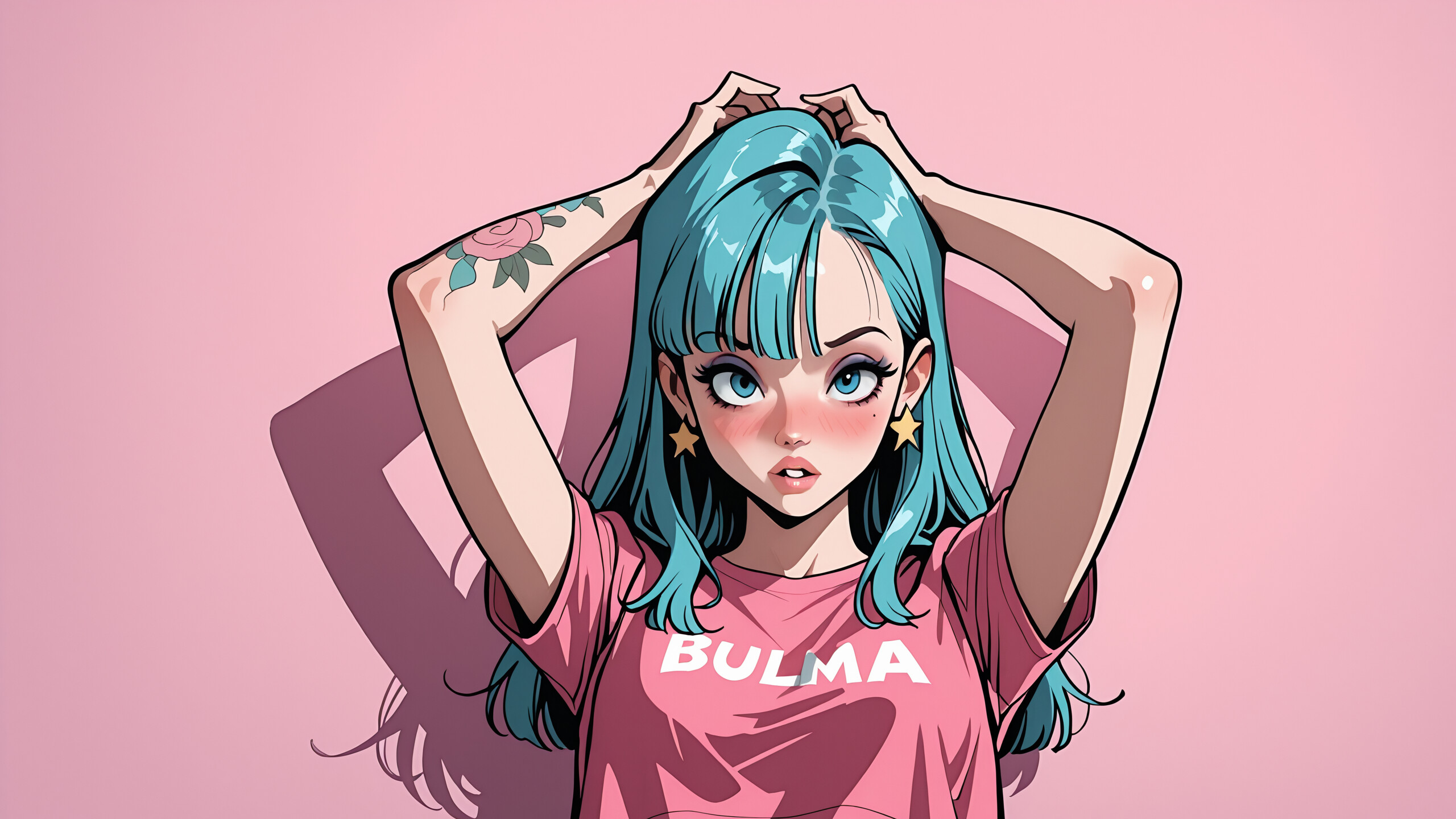 Eine im Anime-Stil gehaltene Illustration von Bulma aus Dragon Ball mit blauem Haar und blauen Augen. Sie trägt ein pinkfarbenes, kurzes Oberteil mit der Aufschrift „BULMA“, eine blaue Jeans und Stern-Ohrringe. Auf ihrem Arm befinden sich Rosen-Tätowierungen, und sie posiert mit den Händen hinter dem Kopf vor einem pinkfarbenen Hintergrund.