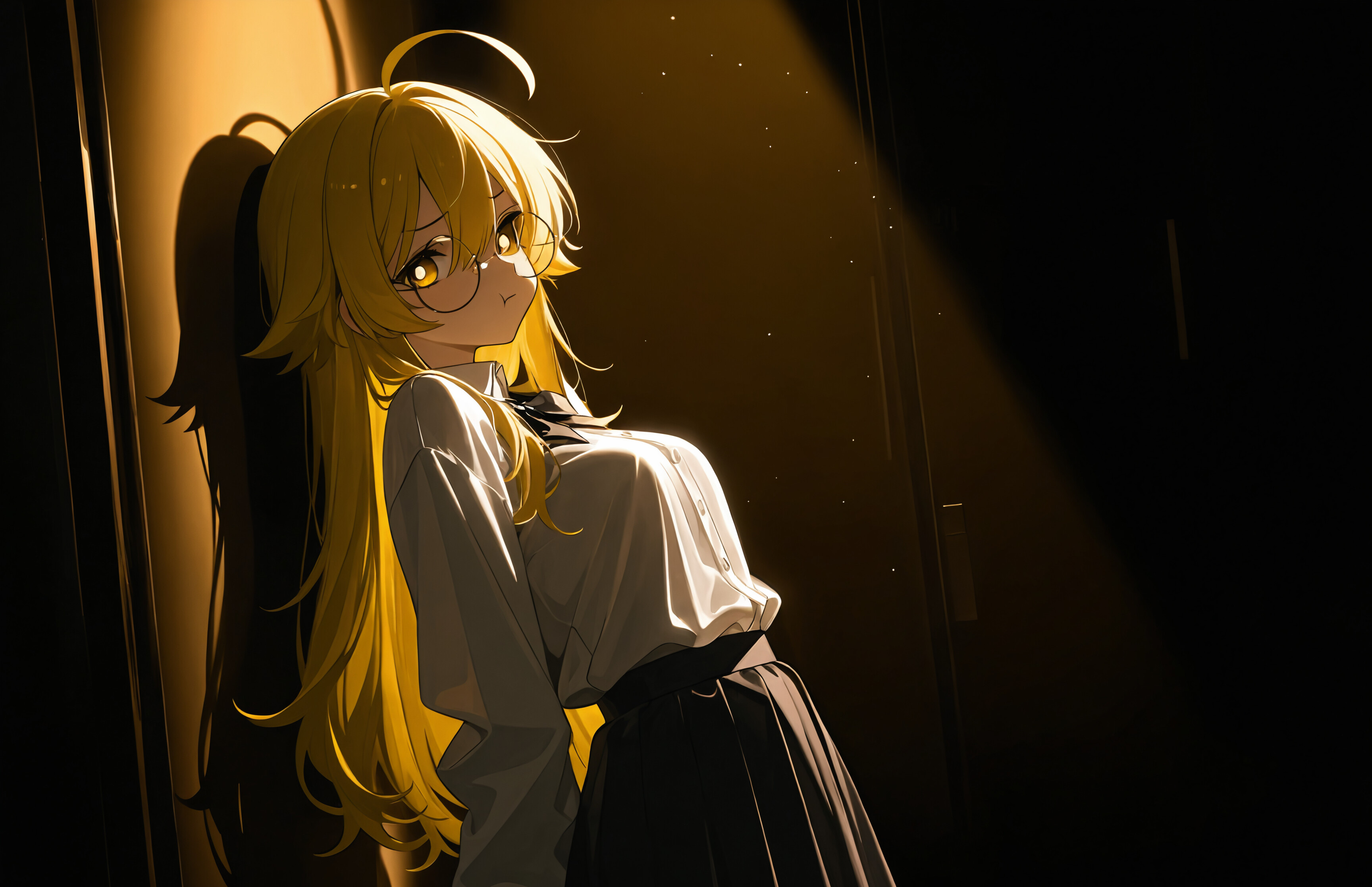Ein Anime-Mädchen mit langem, blondem Haar und runden Brillengläsern lehnt in einem dunklen Raum an einer Wand. Es wird von einem Streifen warmen Sonnenlichts beleuchtet und blickt mit schmollendem Gesicht über die Schulter.