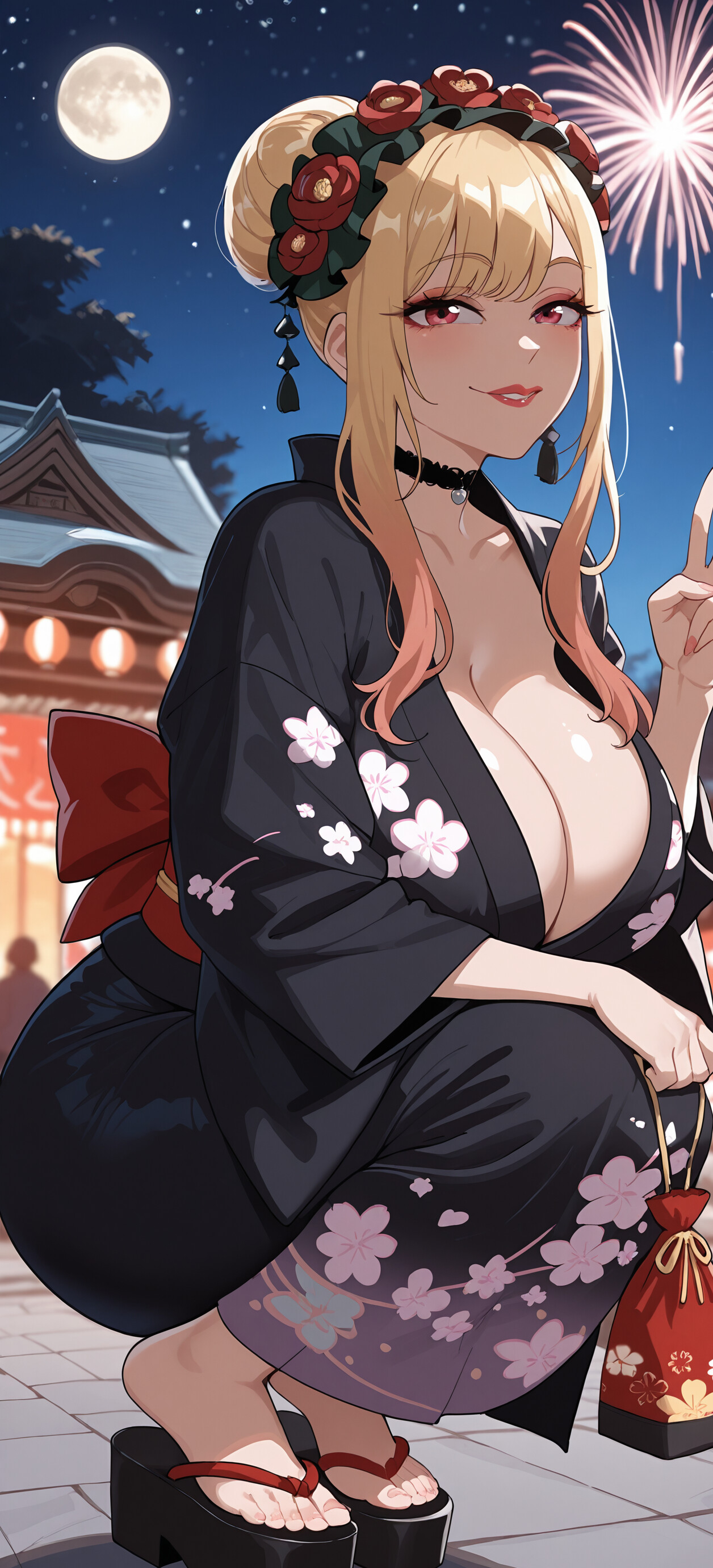 Marin Kitagawa aus „My Dress-Up Darling“ hockt in einem schwarzen Yukata mit rosa Blumen auf einem Nachtfest, lächelt und formt mit ihren Fingern ein Friedenszeichen, während ein Feuerwerk am Himmel explodiert.