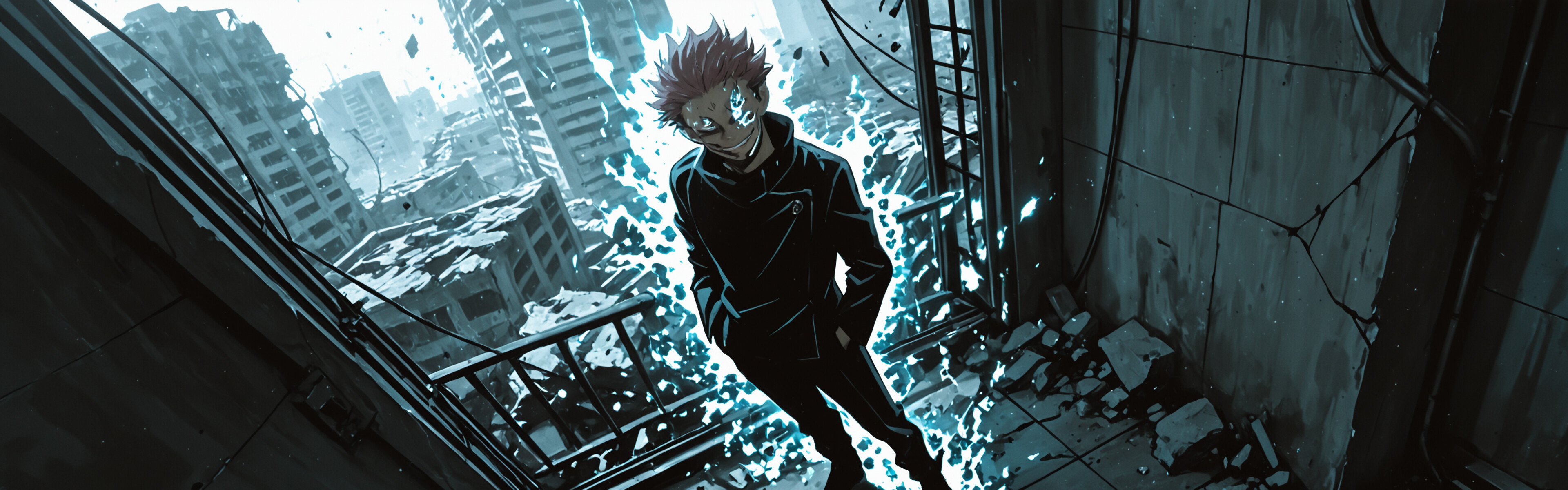 Ryomen Sukuna aus Jujutsu Kaisen steht in einer zerstörten Stadt und blickt von oben herab mit einem grimmigen Grinsen in die Kamera.